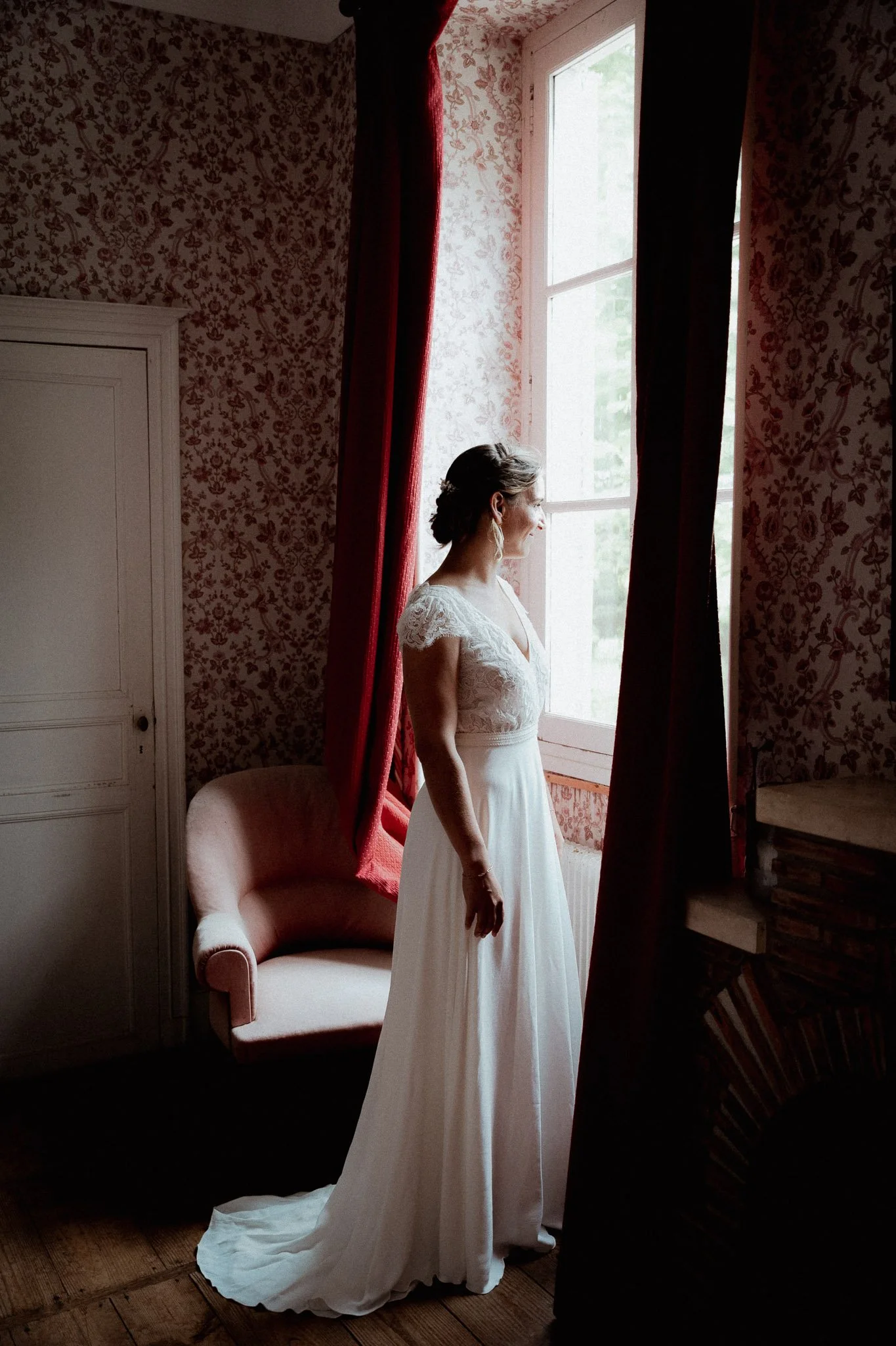 photographe-mariage-saint-jean-de-luz-mariee-fenetre-rideaux-rouges.jpg