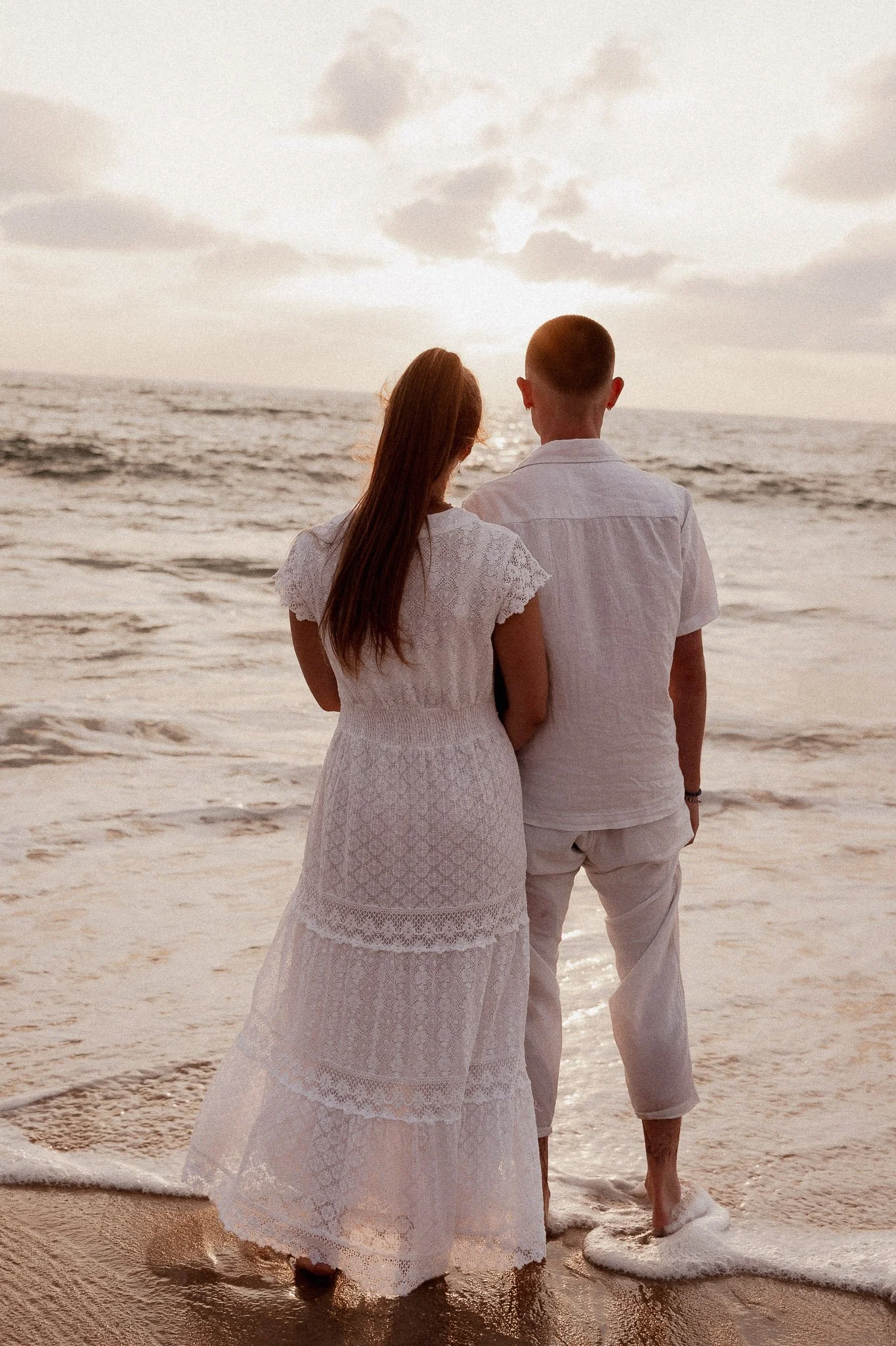 photographe-couple-capbreton-couple-de-dos-face-ocean-coucher-soleil.jpg