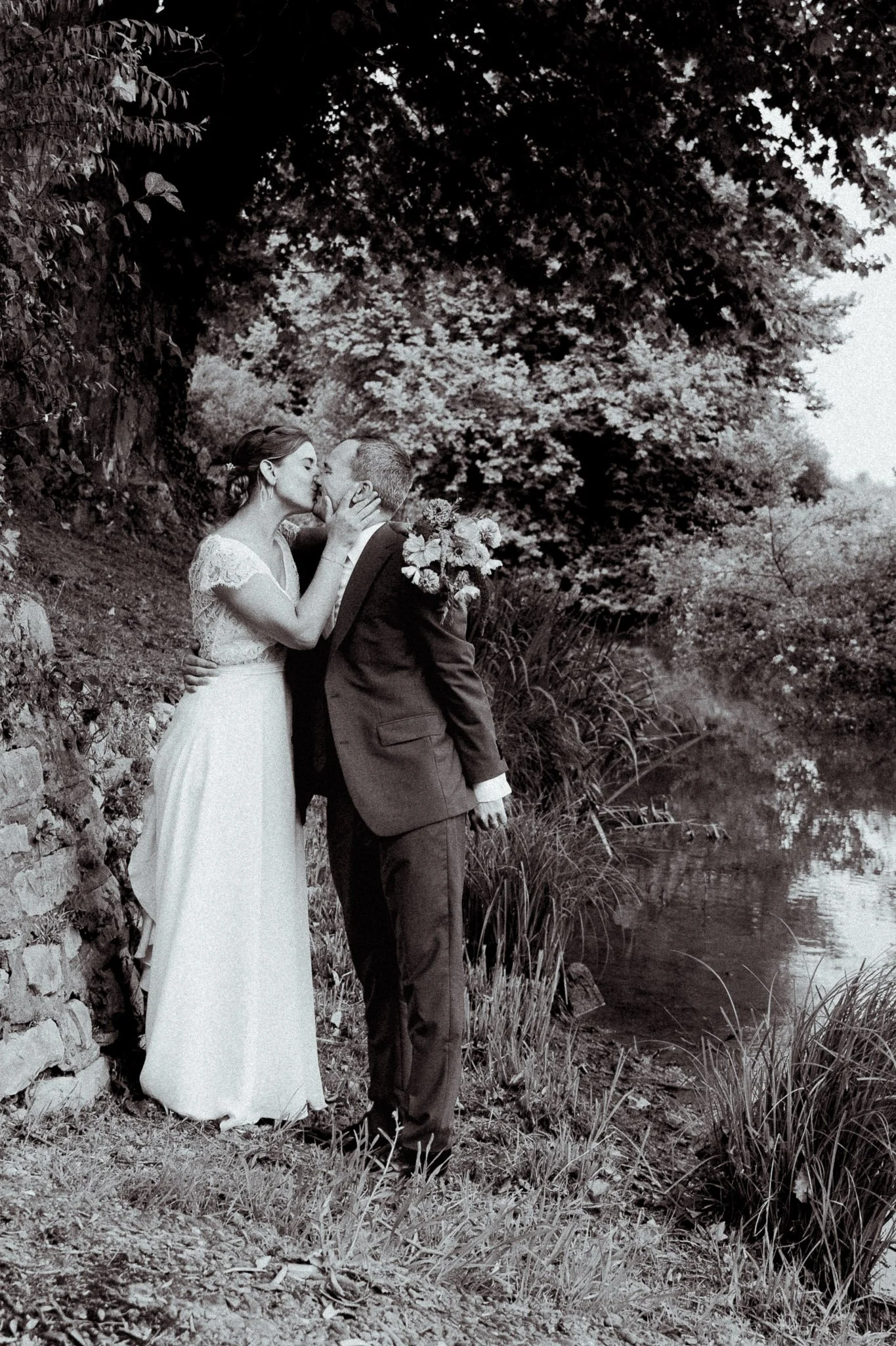 photographe-mariage-biarritz-baiser-maries-bord-riviere-noir-et-blanc.jpg