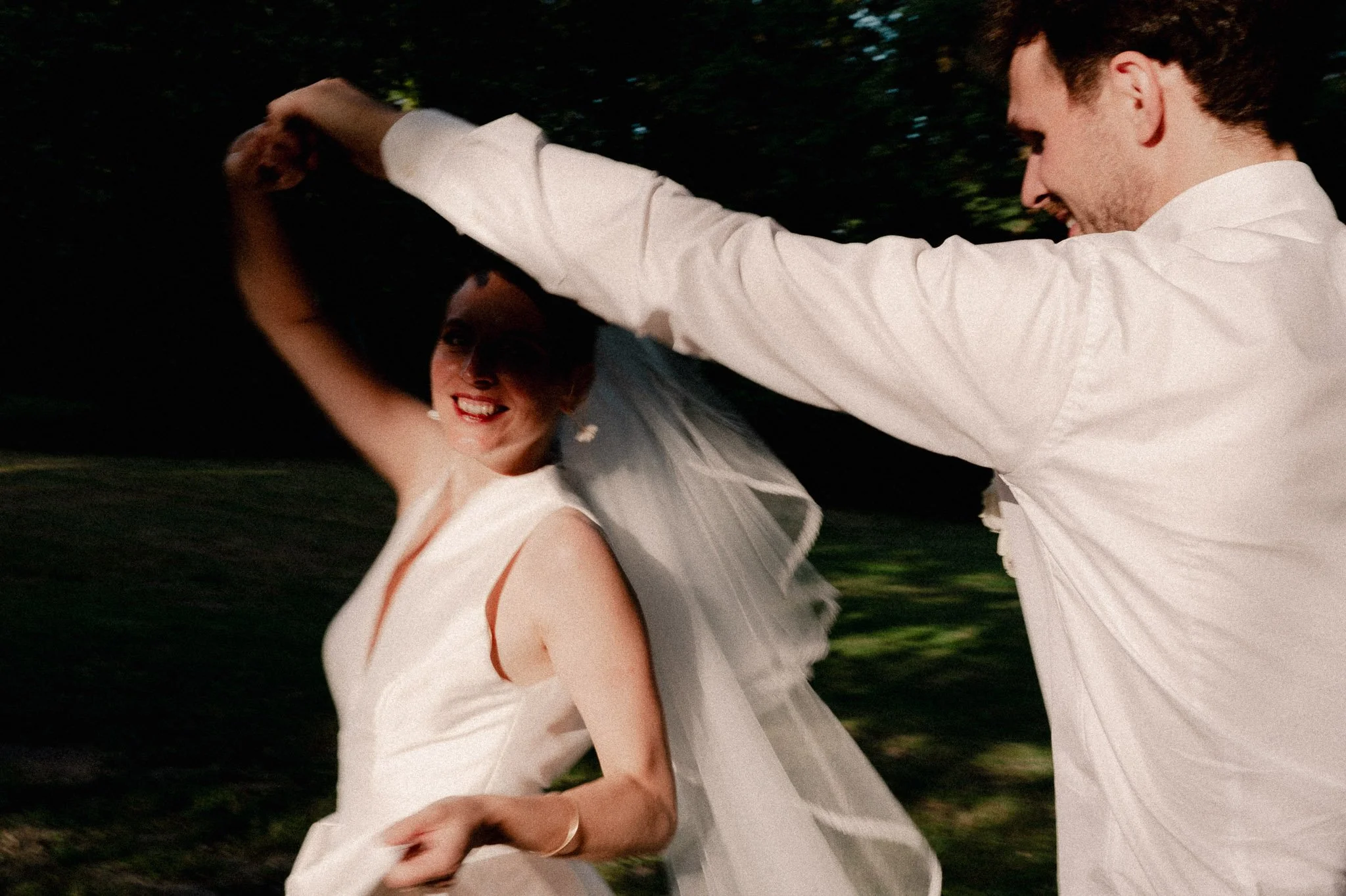 photographe-mariage-bidart-maries-dansent-lumiere-doree.jpg