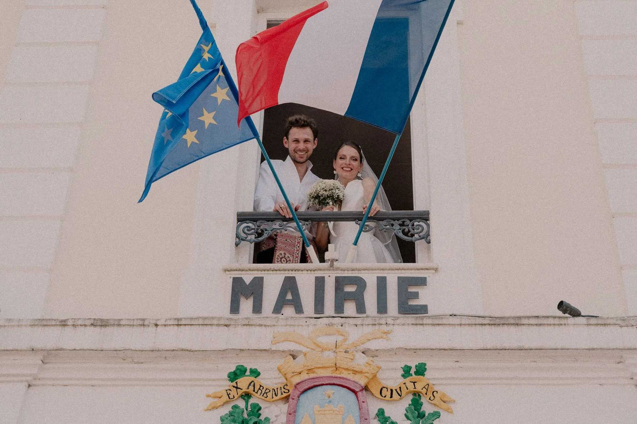 photographe-mariage-capbreton-maries-balcon-mairie-drapeaux.jpg