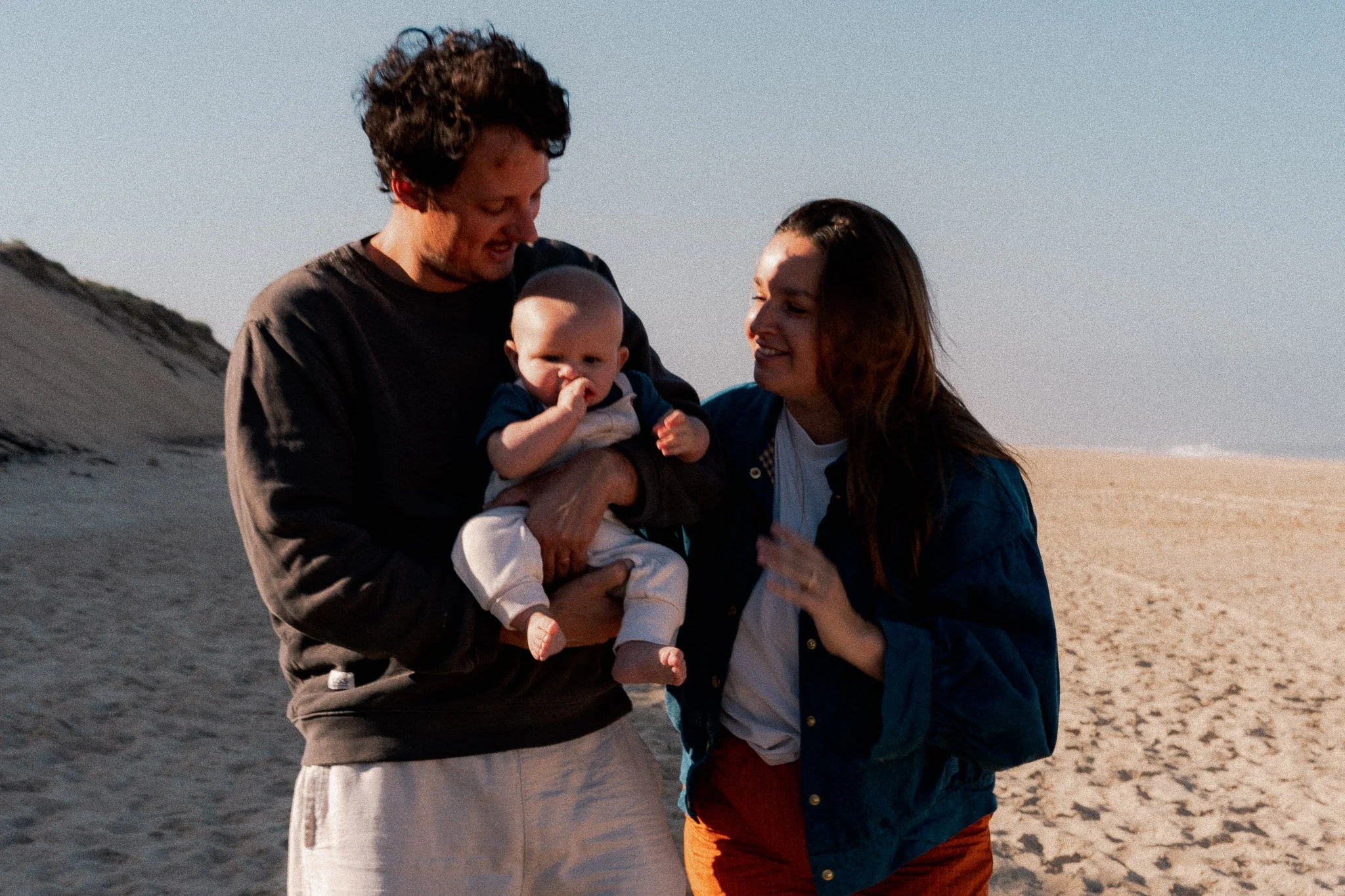 photographe-famille-capbreton-parents-bebe-dune.jpg