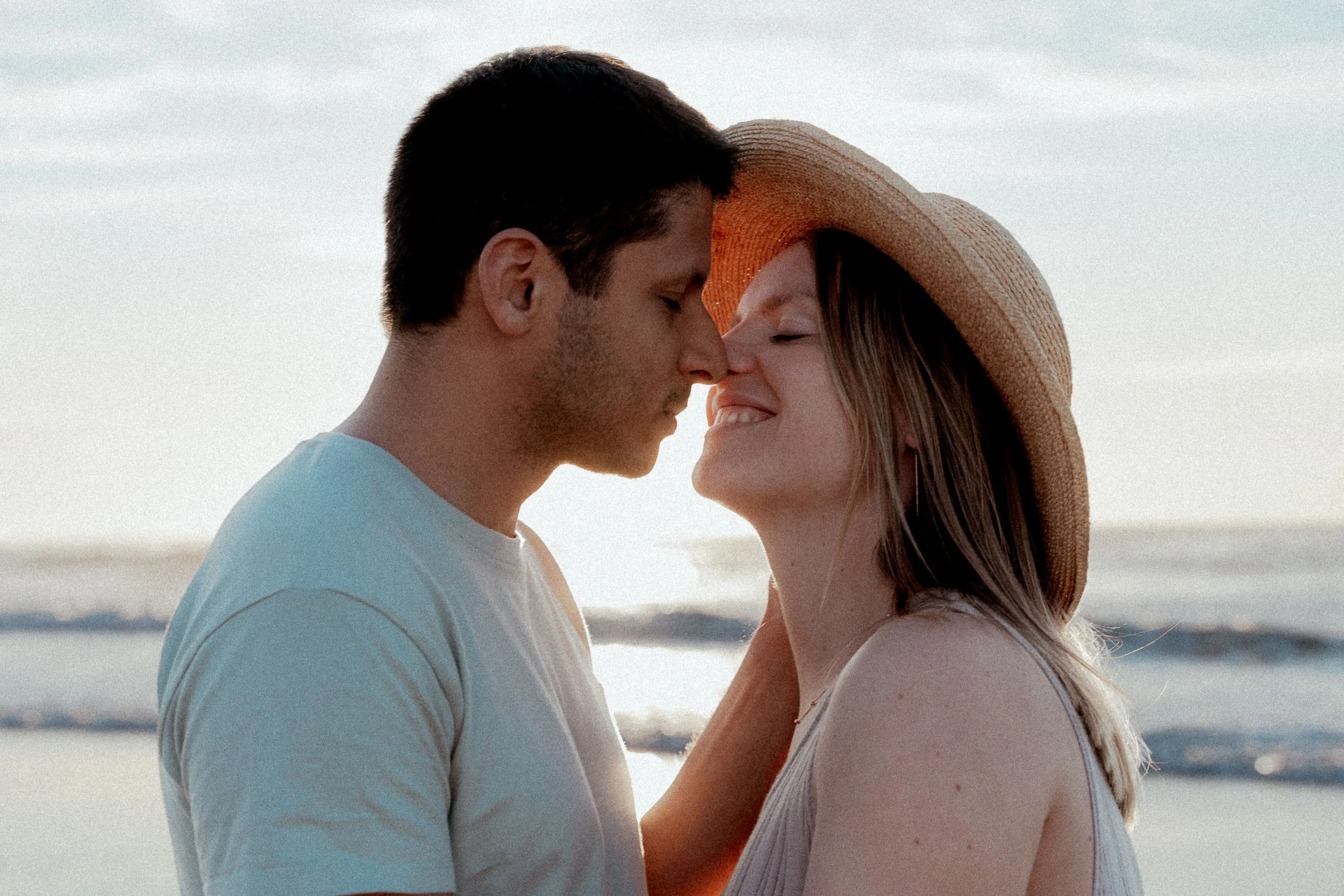 photographe-grossesse-seignosse-futurs-parents-nez-contre-nez-coucher-soleil.jpg