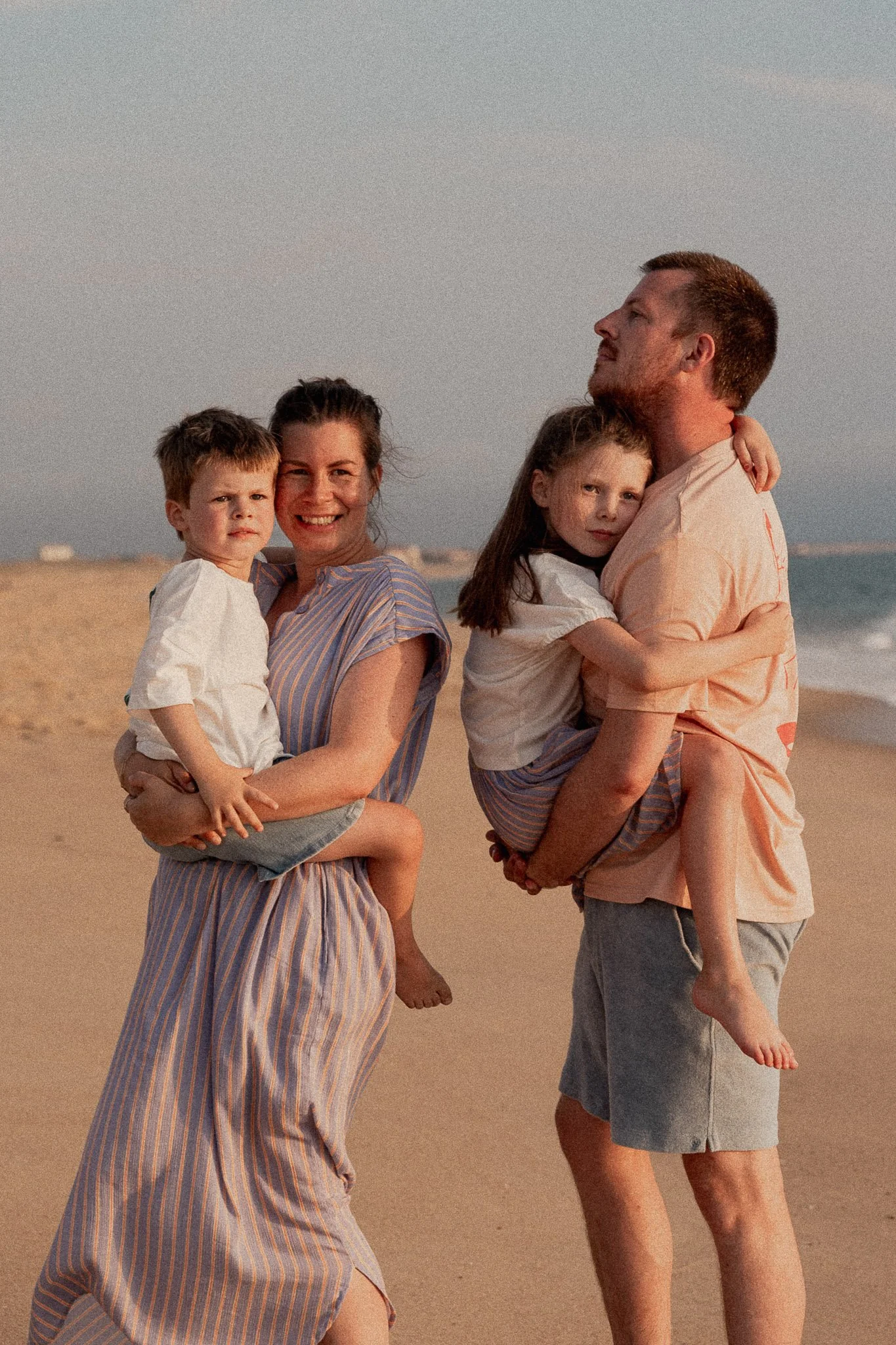 photographe-famille-seignosse-parents-enfants-dans-les-bras.jpg