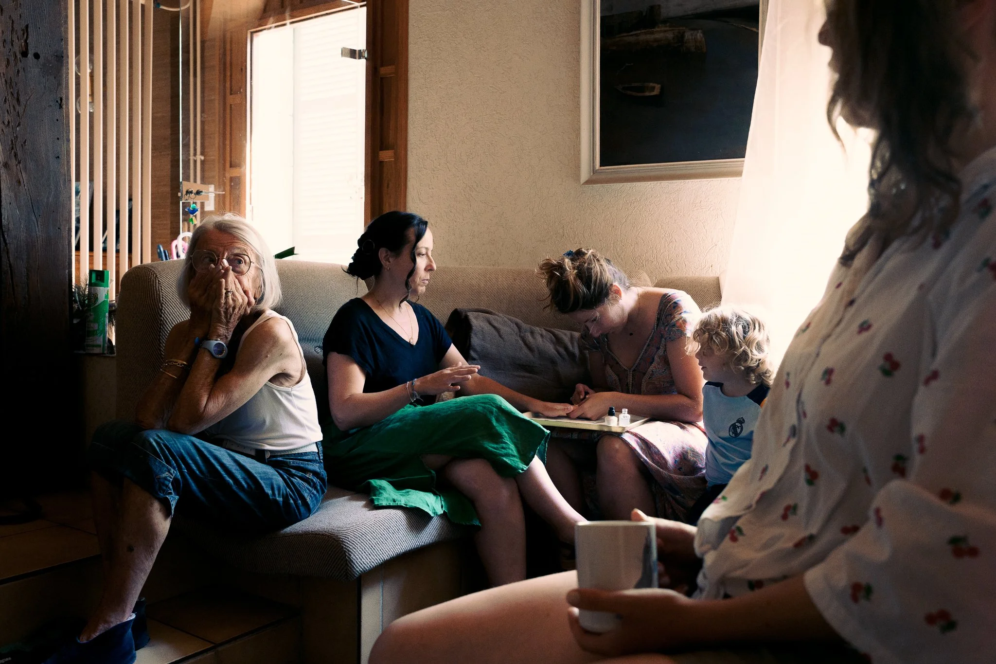 photographe-mariage-leon-preparatifs-mariee-famille-salon.jpg