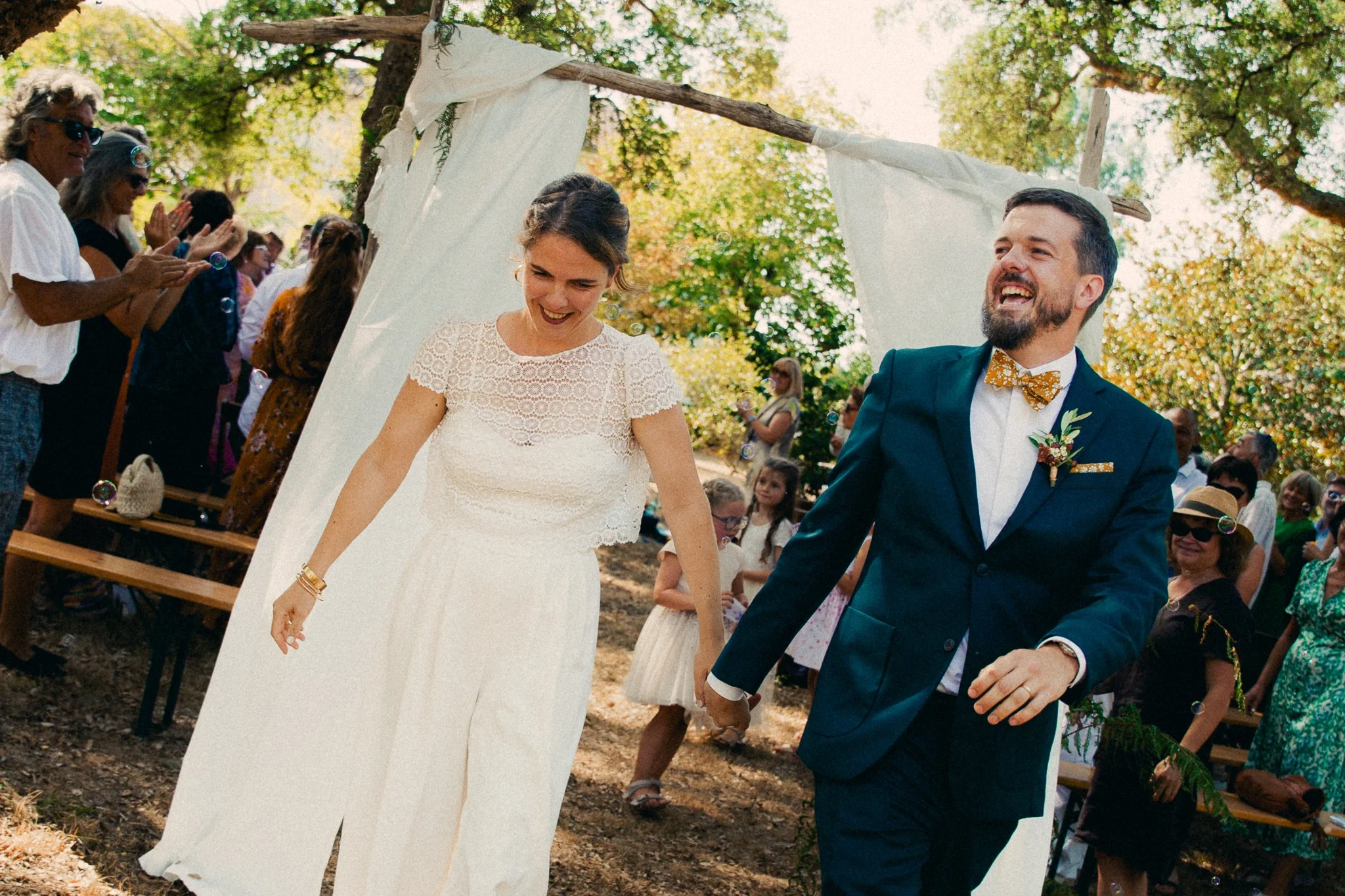 photographe-mariage-bidart-sortie-ceremonie-maries-eclats-de-rire.jpg