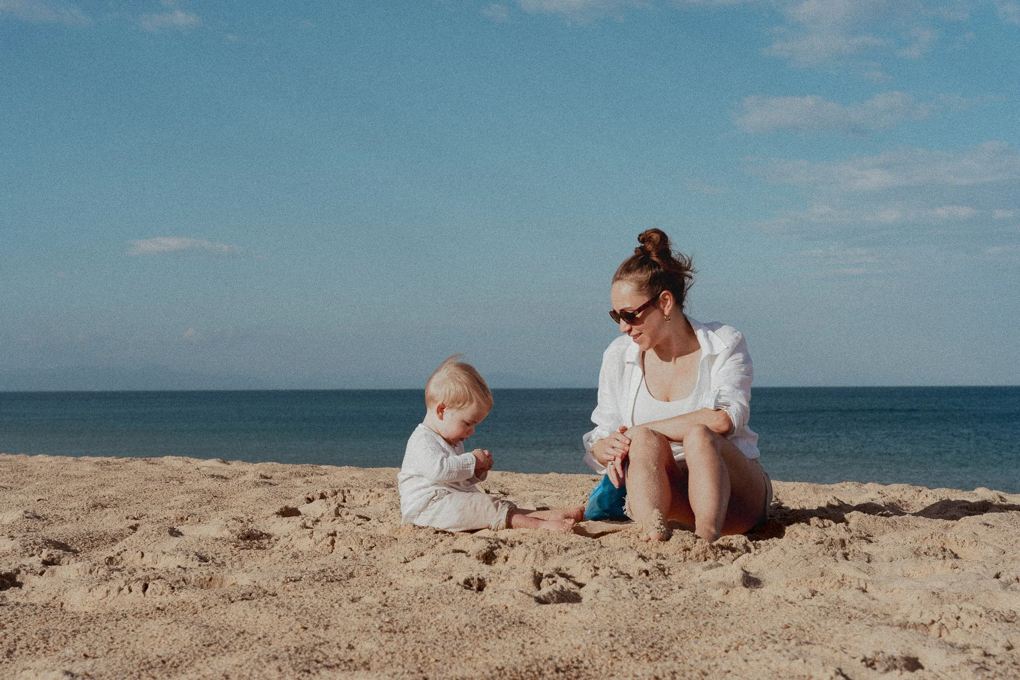 photographe-famille-cote-landaise-maman-bambin-assis-plage-ocean.jpg