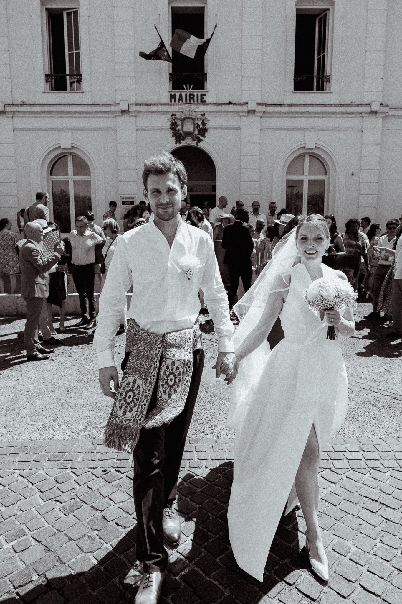 photographe-mariage-saint-jean-de-luz-maries-sortie-mairie-noir-et-blanc.jpg