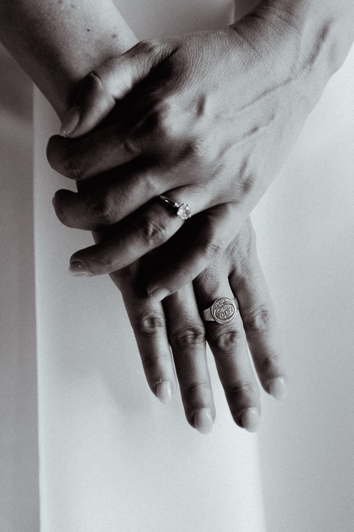 photographe-mariage-soustons-mains-bagues-noir-et-blanc.jpg
