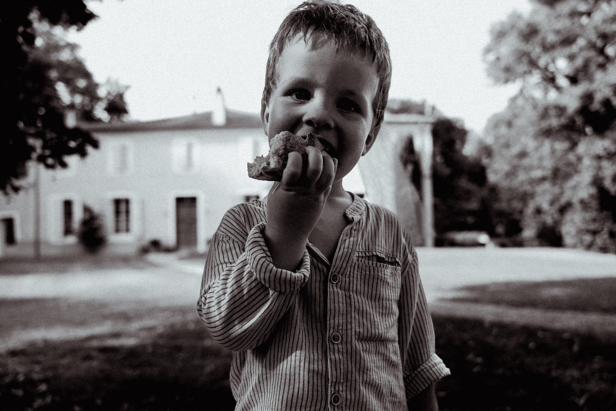 photographe-mariage-capbreton-enfant-gourmand-cocktail-noir-et-blanc.jpg