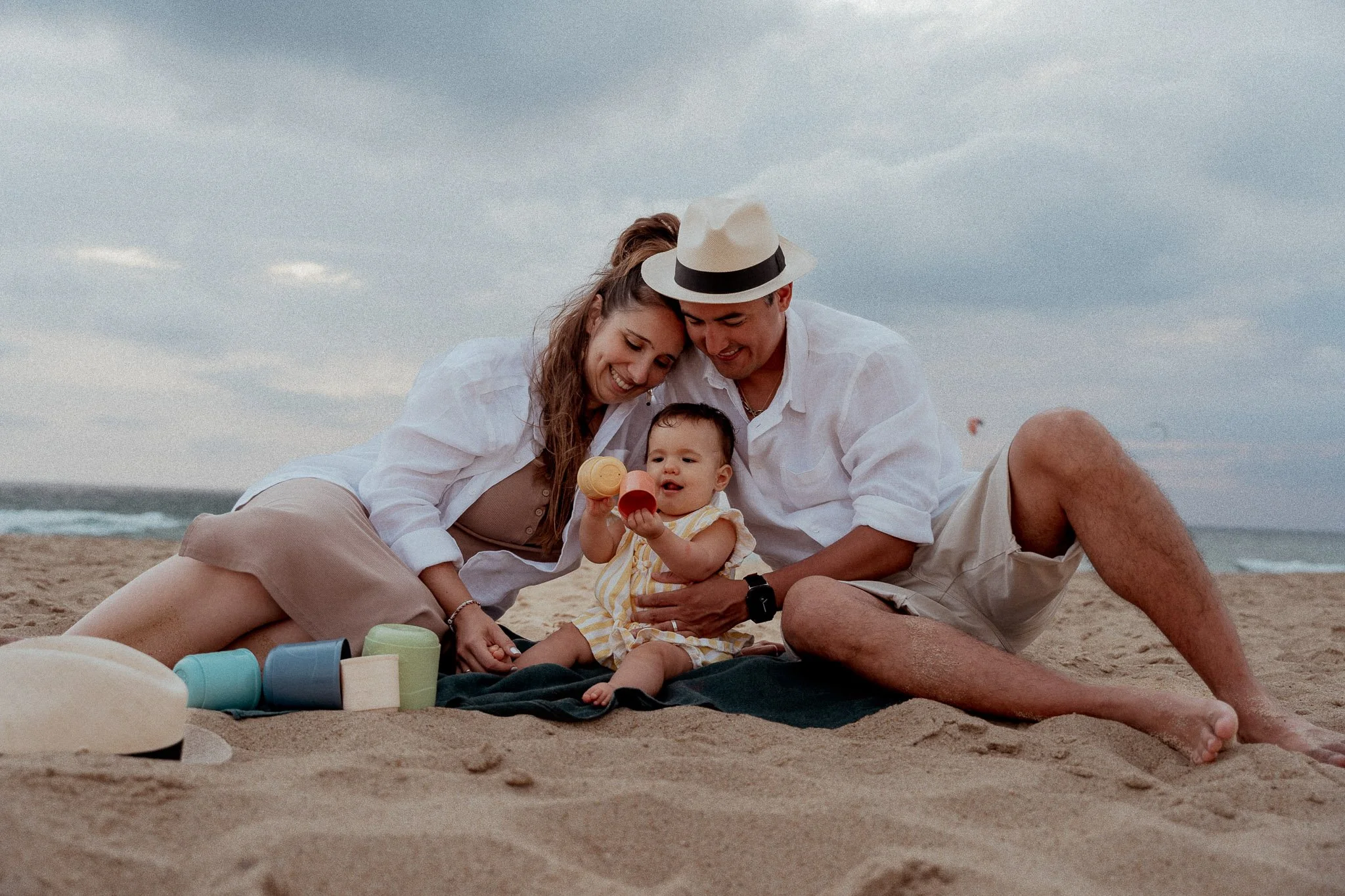 seance-photo-famille-hossegor-parents-bebe-jeux-sable.jpg