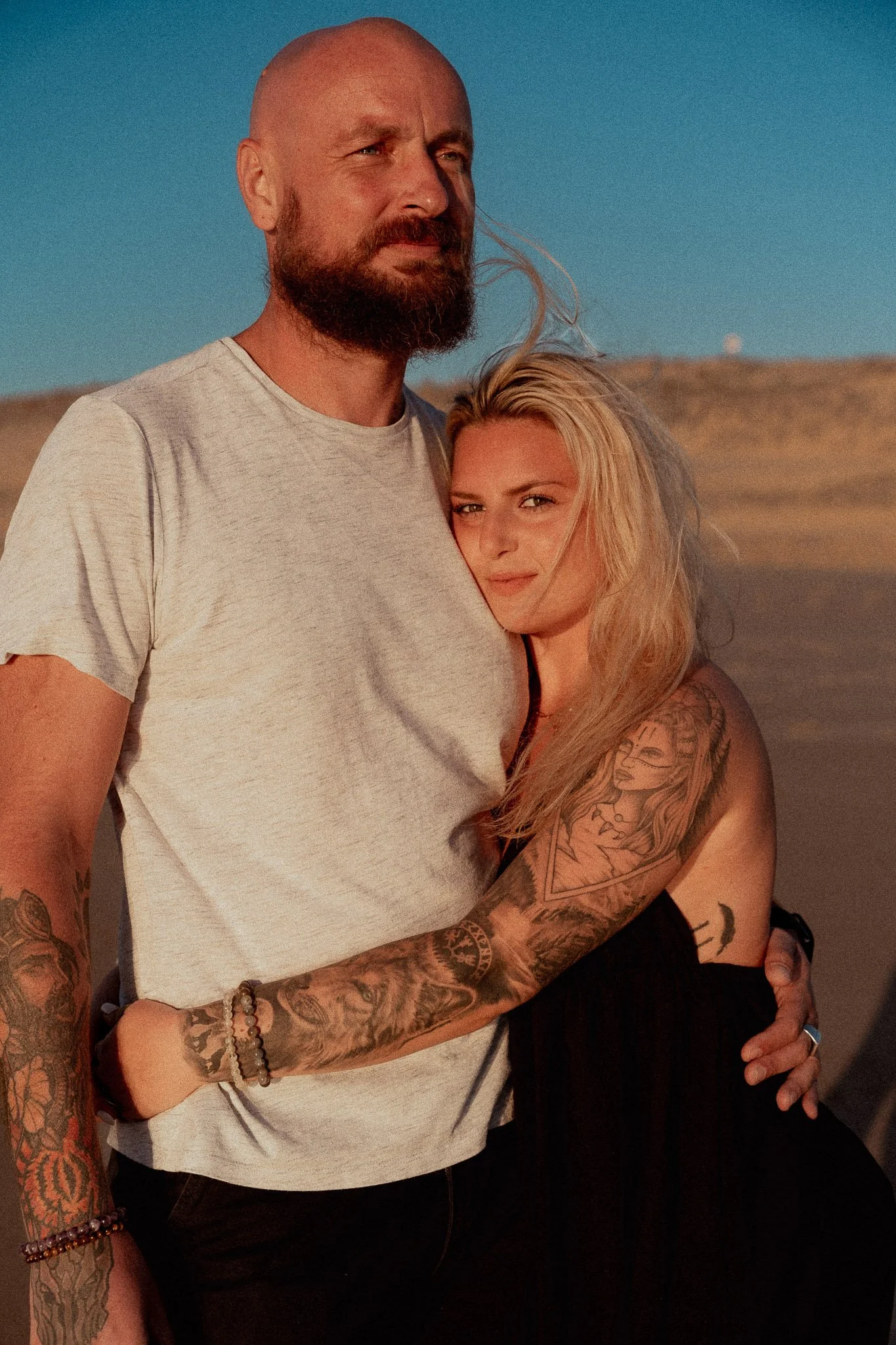 photographe-couple-messanges-couple-enlace-portrait-golden-hour.jpg