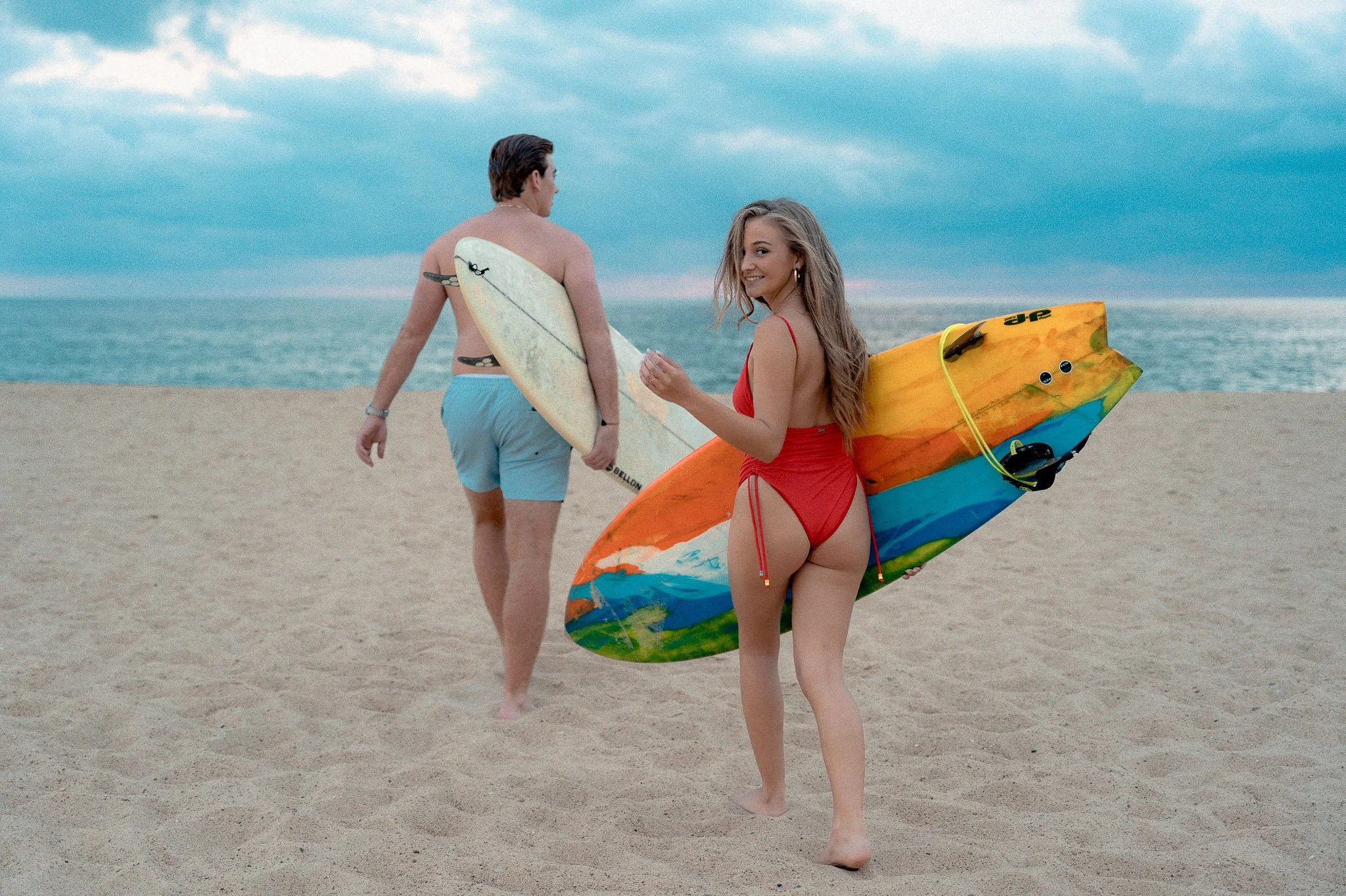 photographe-couple-seignosse-couple-de-dos-planches-surf-ocean.jpg