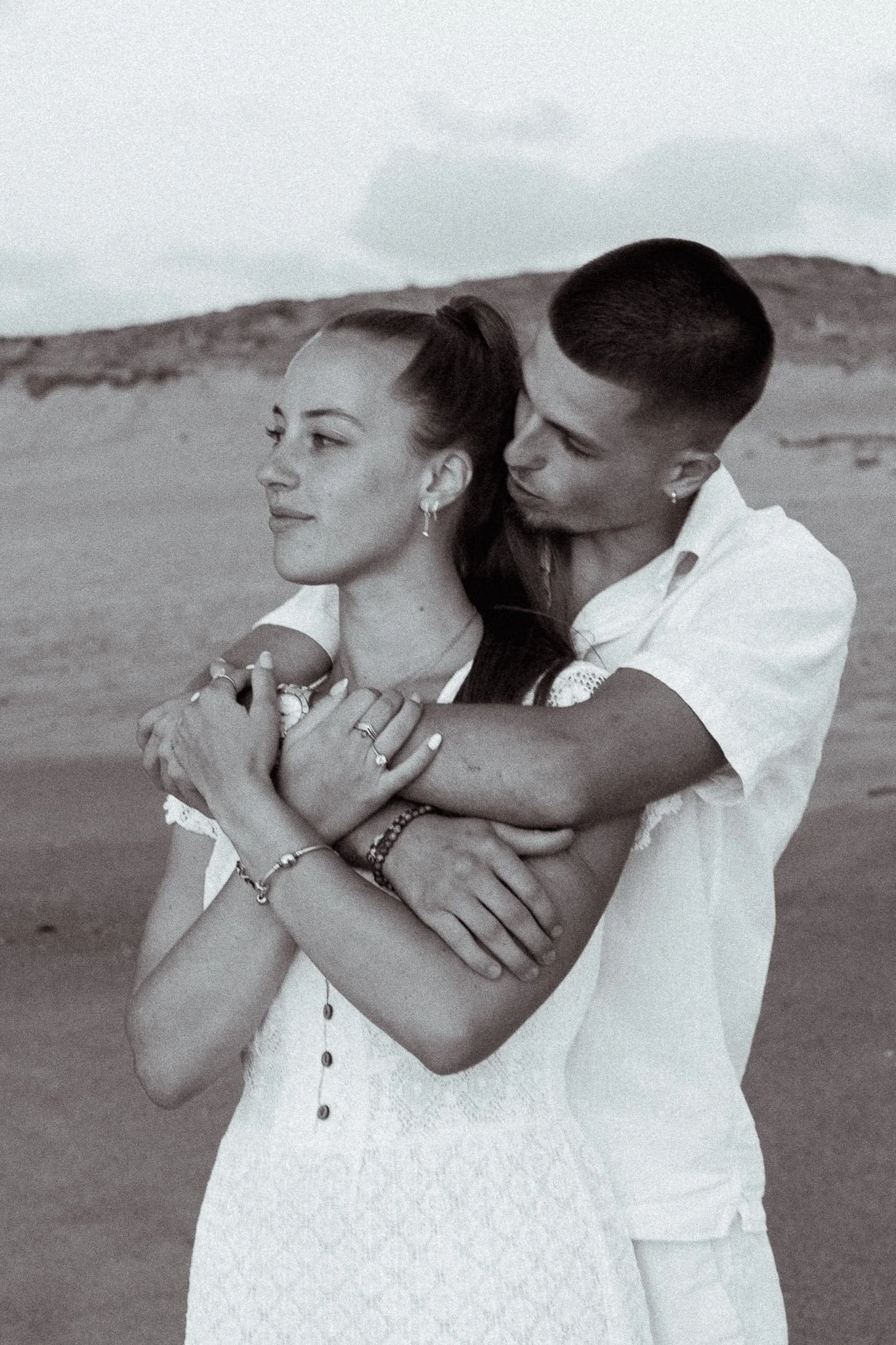 photographe-couple-capbreton-couple-enlace-dune-noir-et-blanc.jpg