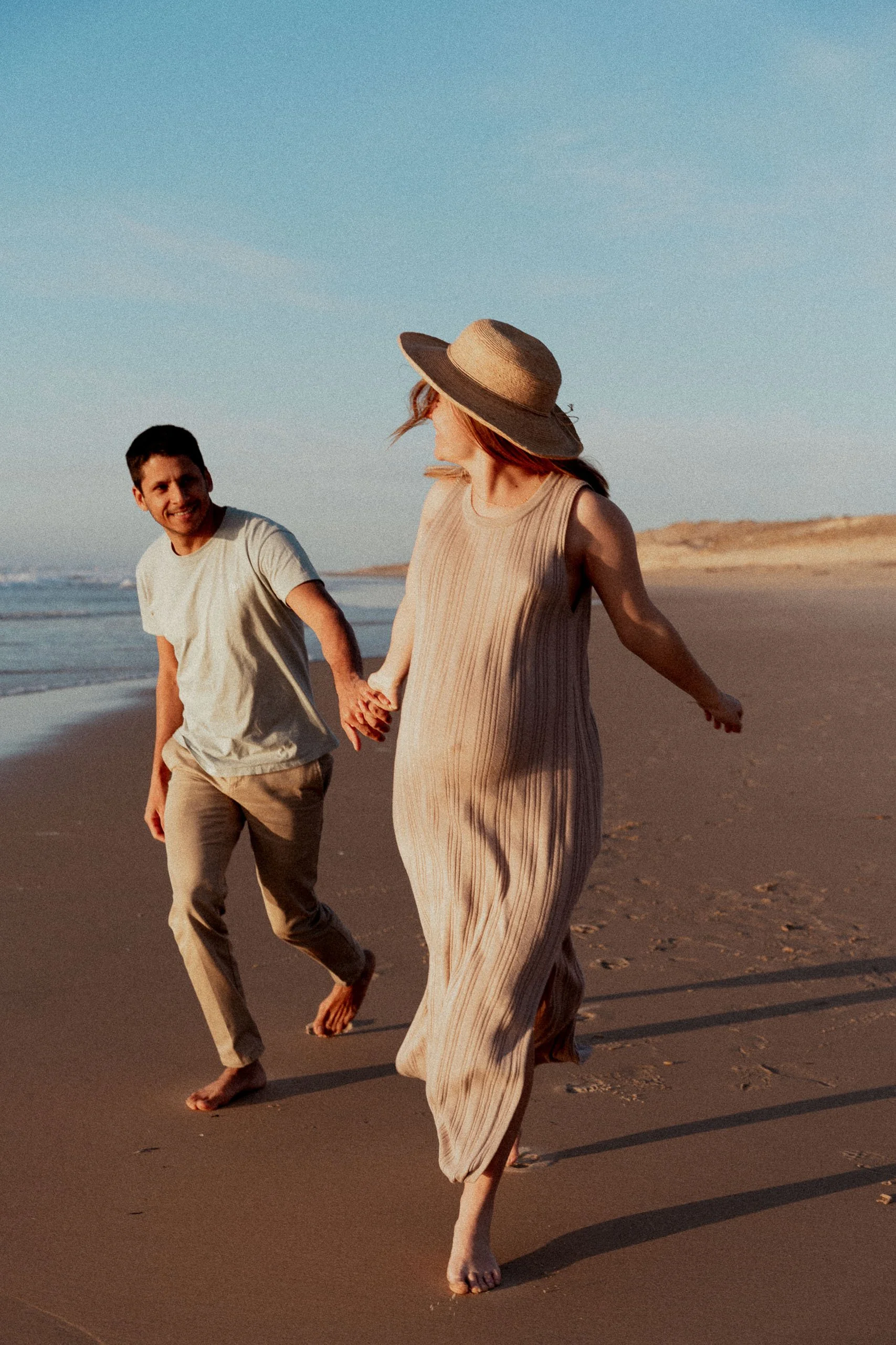 photographe-grossesse-seignosse-futurs-parents-course-bord-ocean.jpg