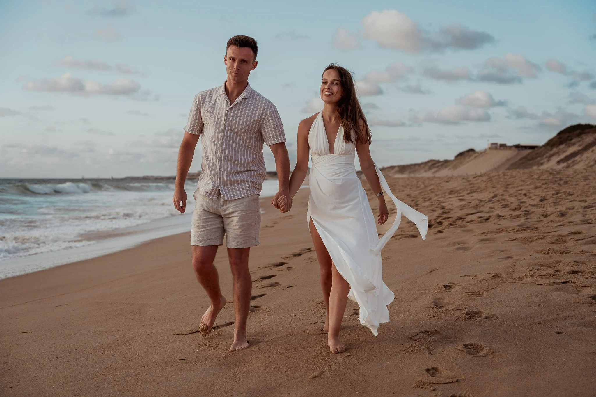 photographe-couple-capbreton-couple-marche-plage-dune.jpg