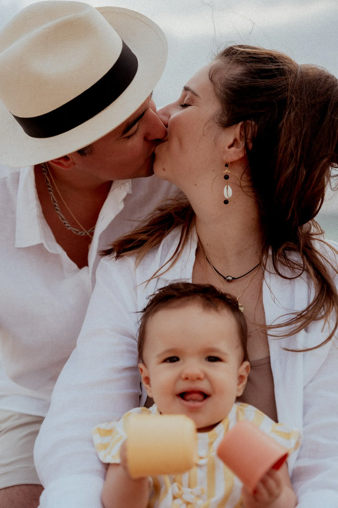 seance-photo-famille-hossegor-parents-bisou-portrait-bebe.jpg