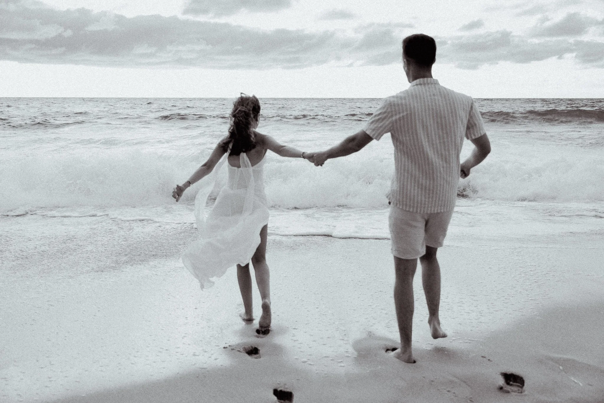 photographe-couple-capbreton-couple-course-vagues-noir-et-blanc.jpg