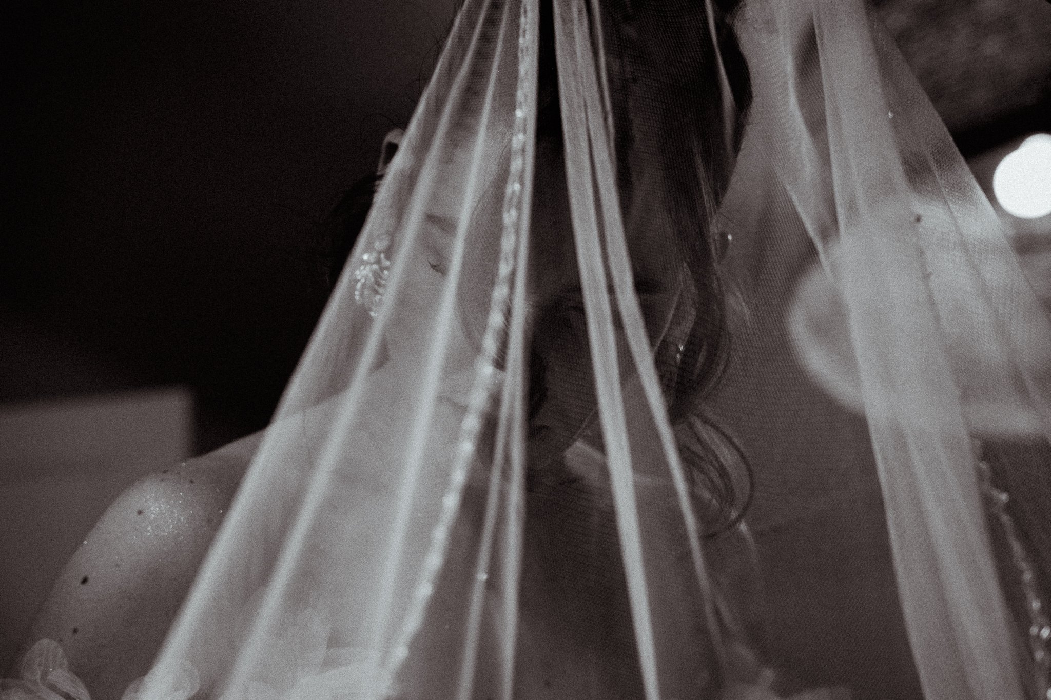 photographe-mariage-saint-jean-de-luz-voile-mariee-detail-noir-et-blanc.jpg