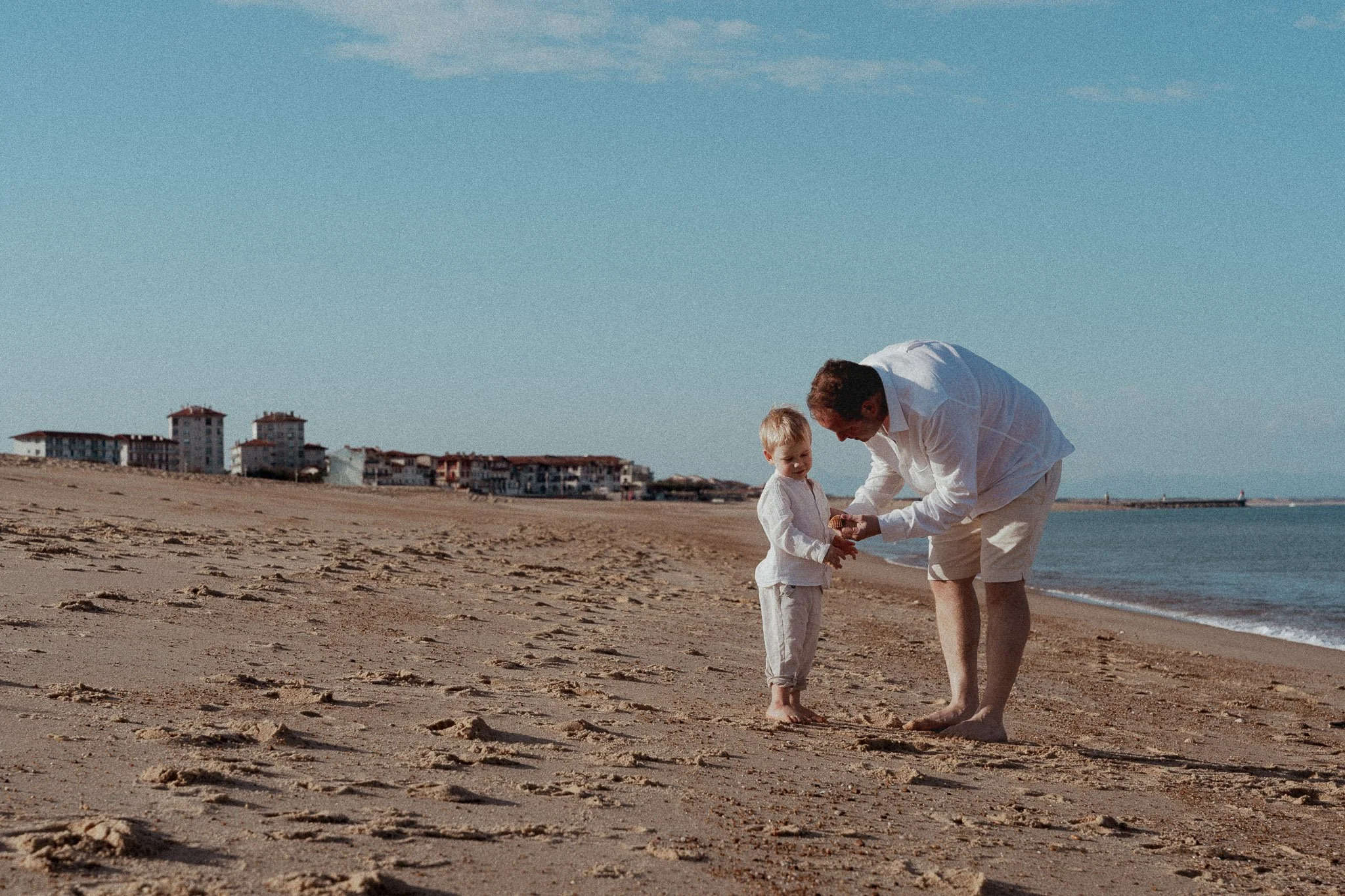 seance-photo-famille-cote-landaise-papa-bambin-bord-de-mer.jpg