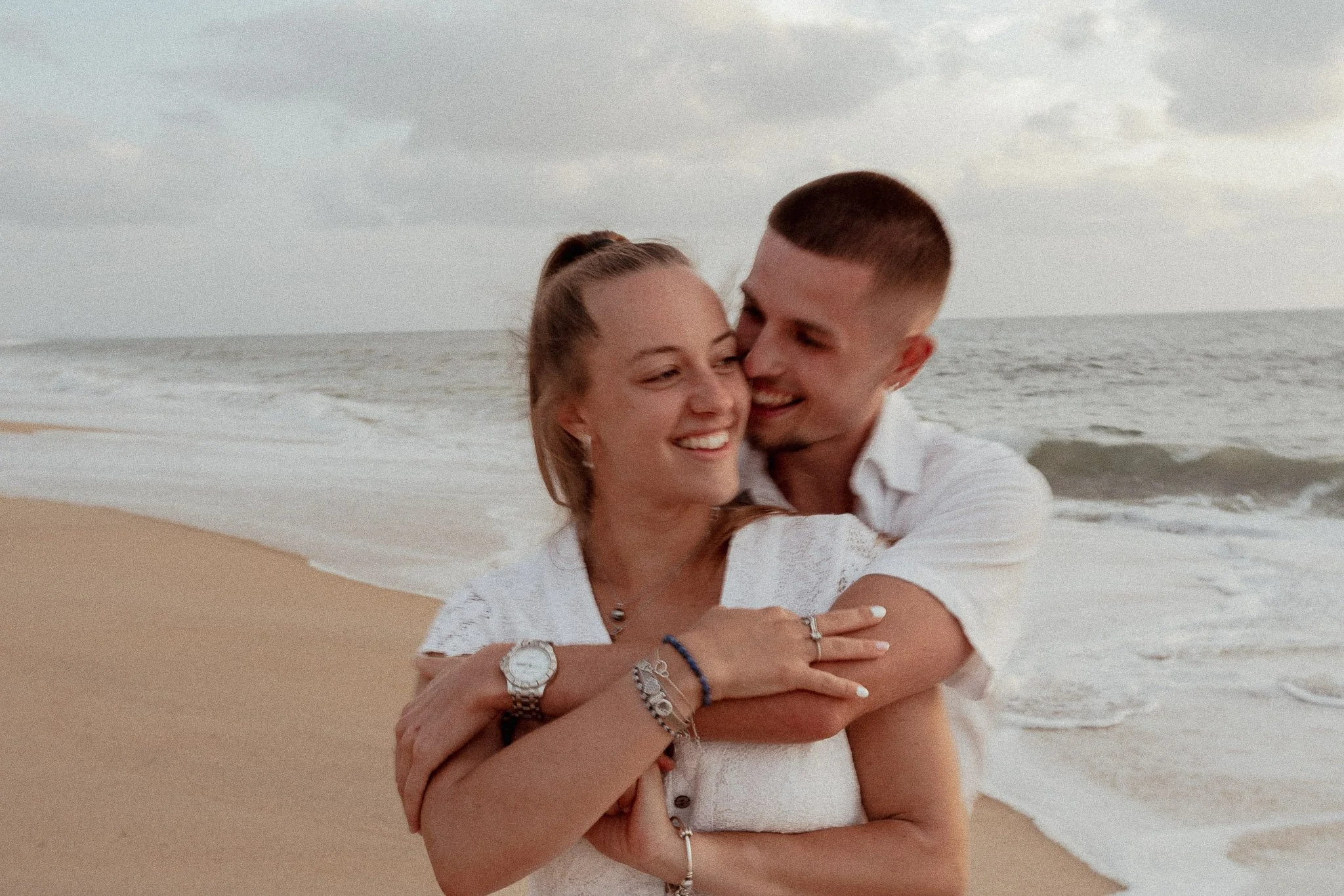 photographe-couple-capbreton-couple-sourire-enlace-ocean.jpg