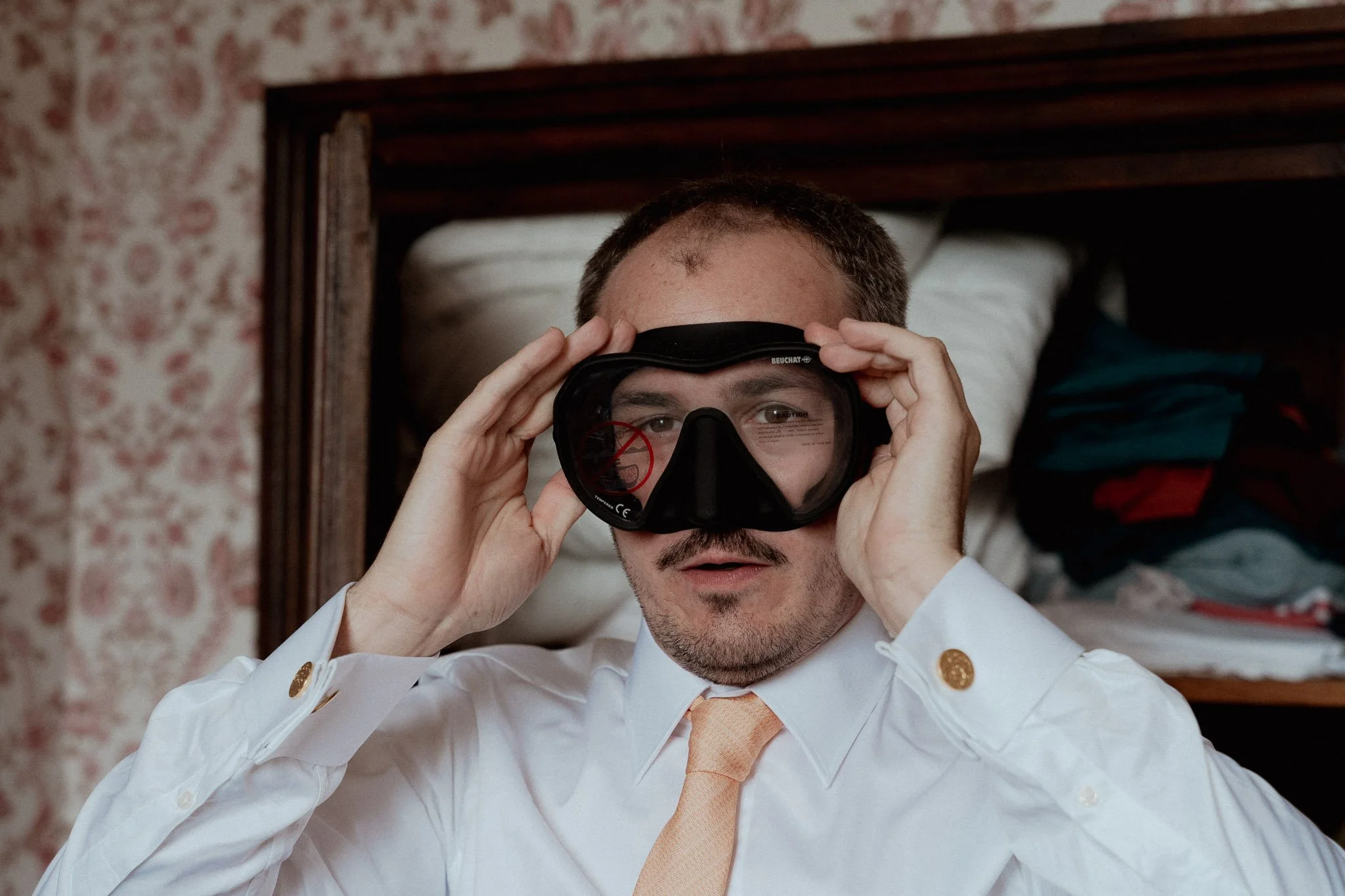 photographe-mariage-messanges-marie-masque-plongee-fou-rire.jpg