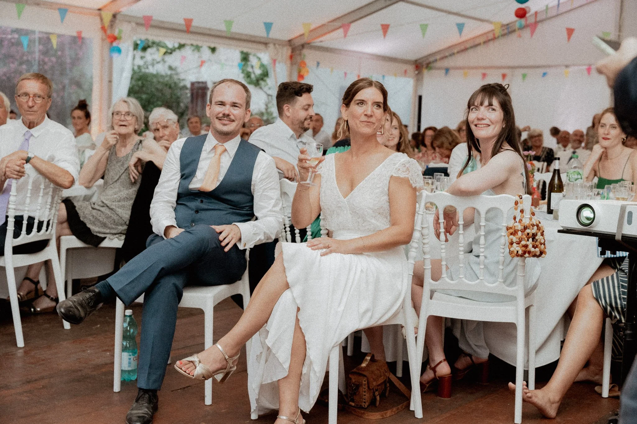photographe-mariage-messanges-maries-rient-discours-diner.jpg