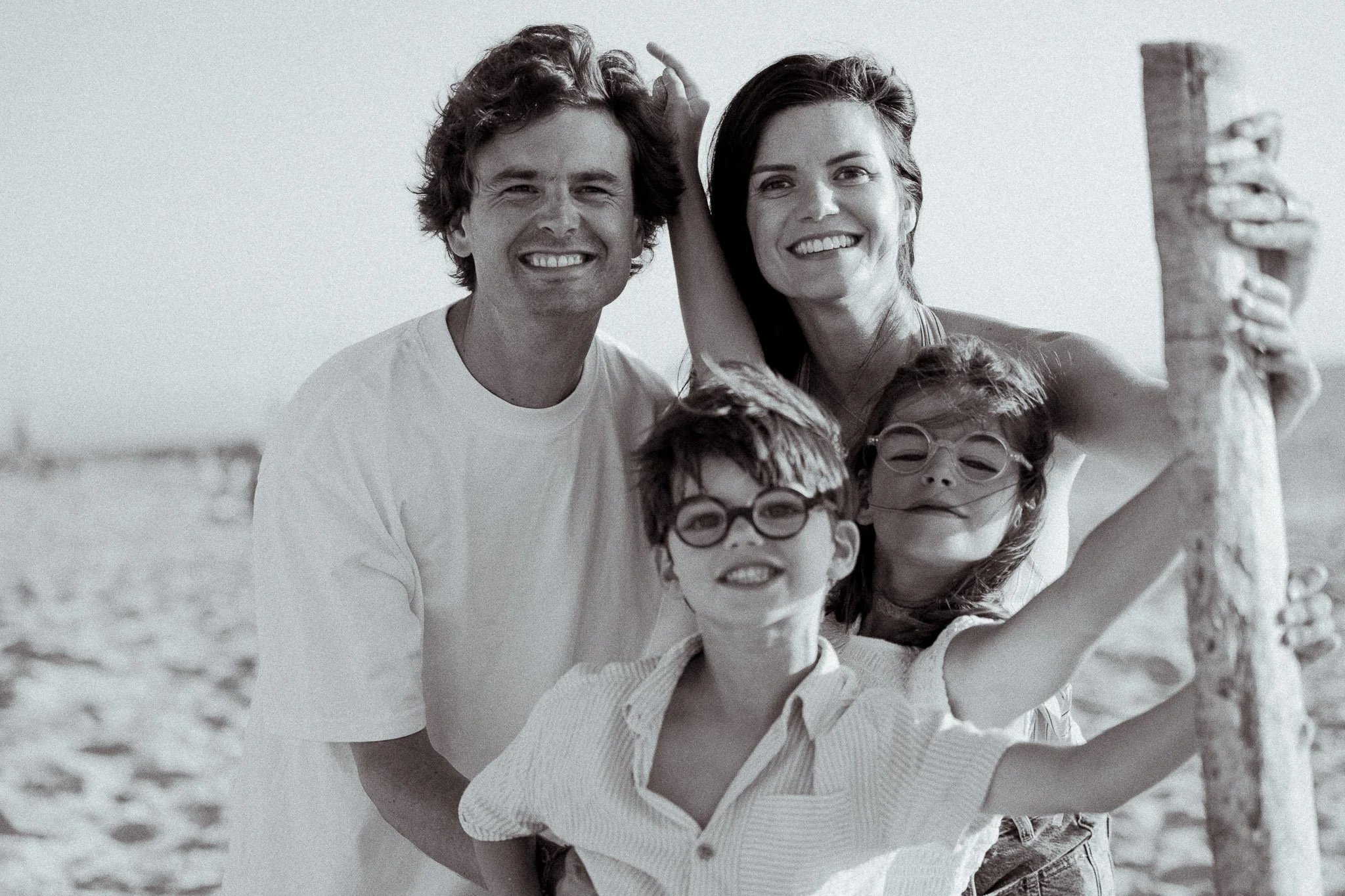 seance-photo-famille-capbreton-portrait-parents-enfants-noir-et-blanc.jpg