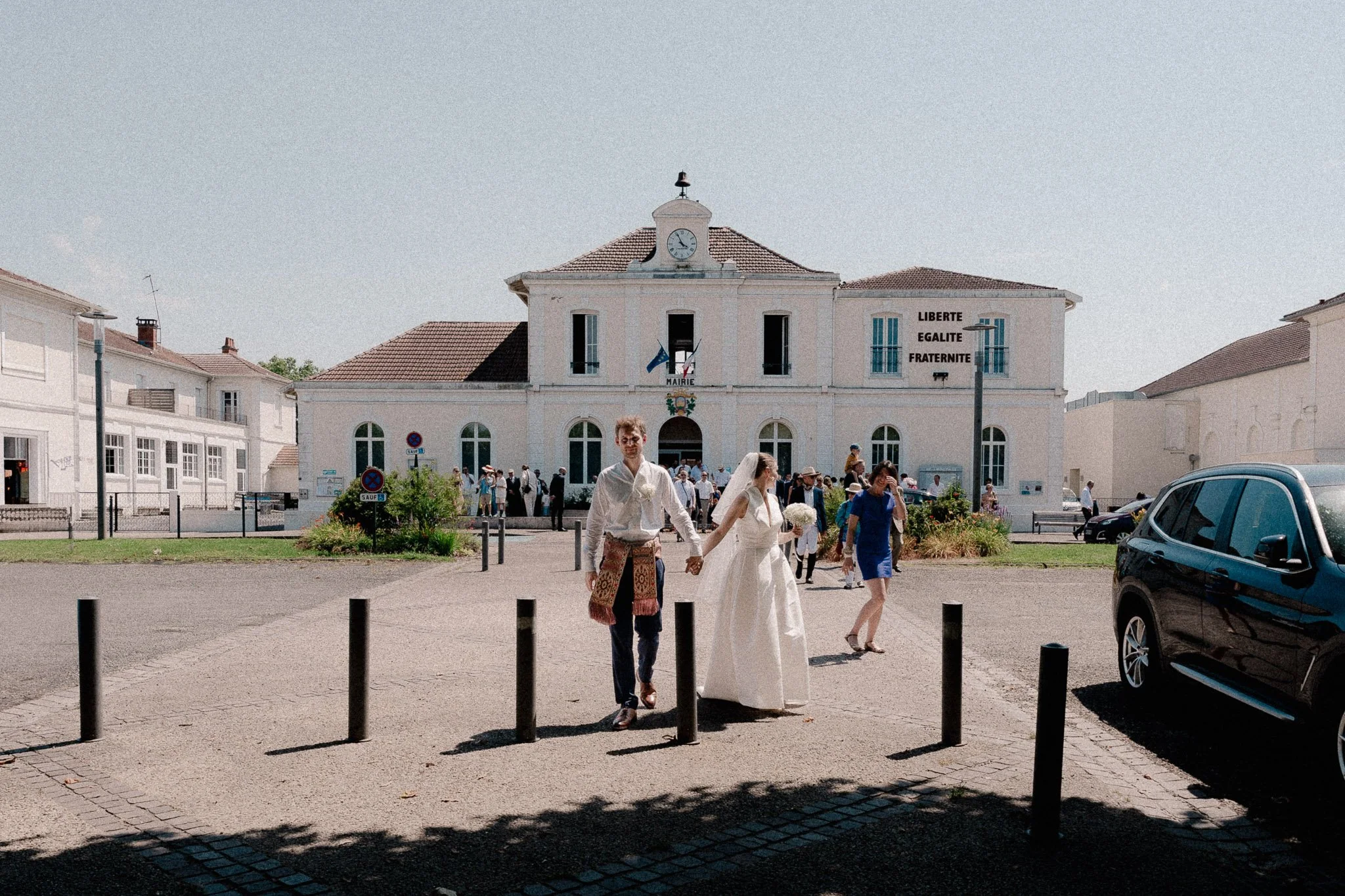 photographe-mariage-landes-maries-traversent-place-mairie.jpg