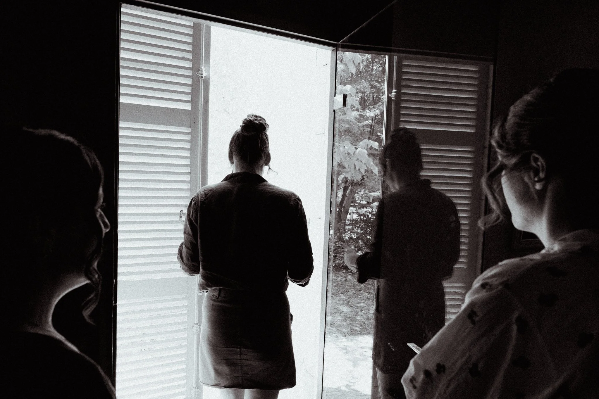 photographe-mariage-pays-basque-mariee-fenetre-preparatifs-noir-et-blanc.jpg