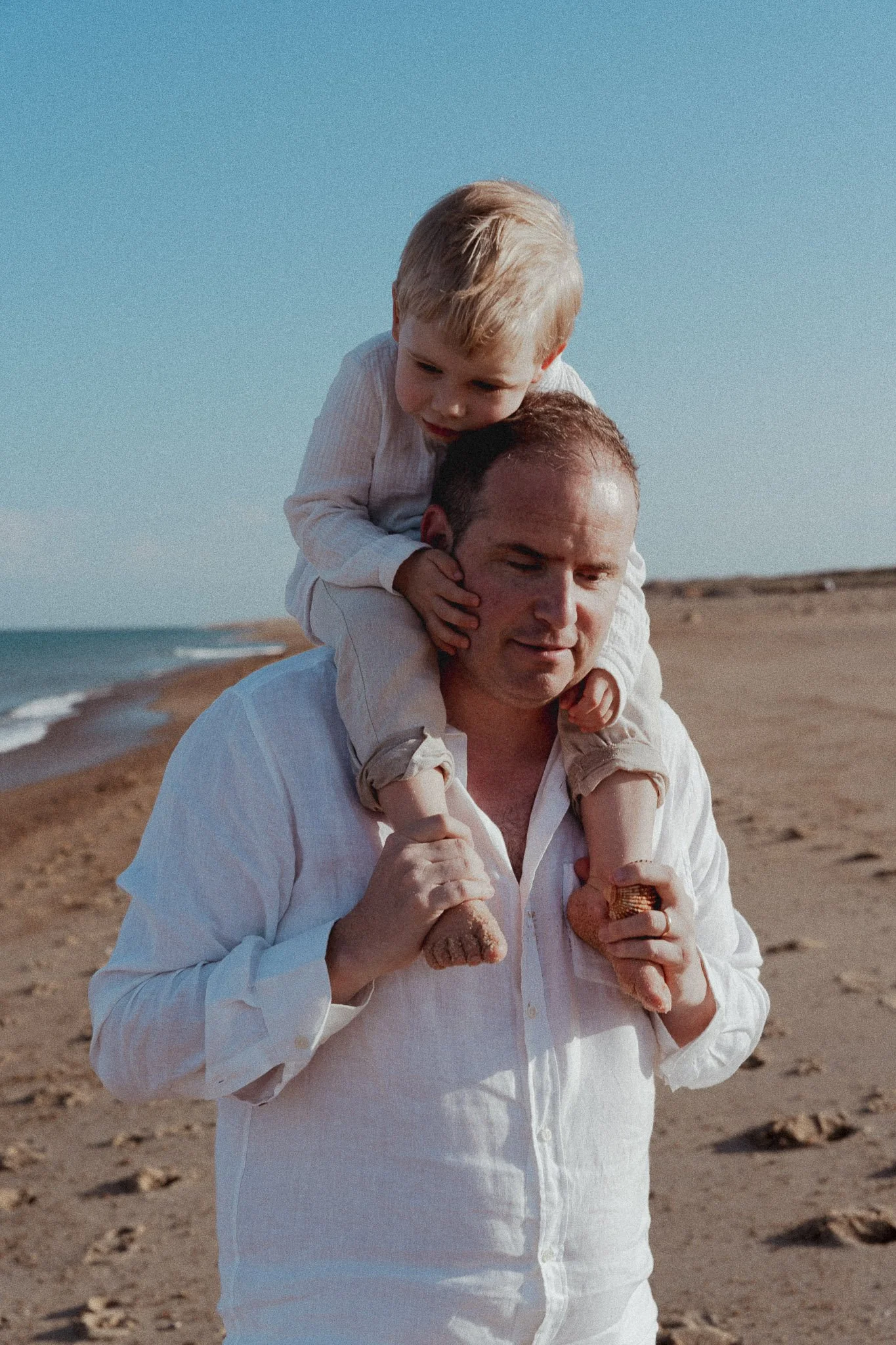 photographe-famille-cote-landaise-enfant-sur-epaules-papa.jpg