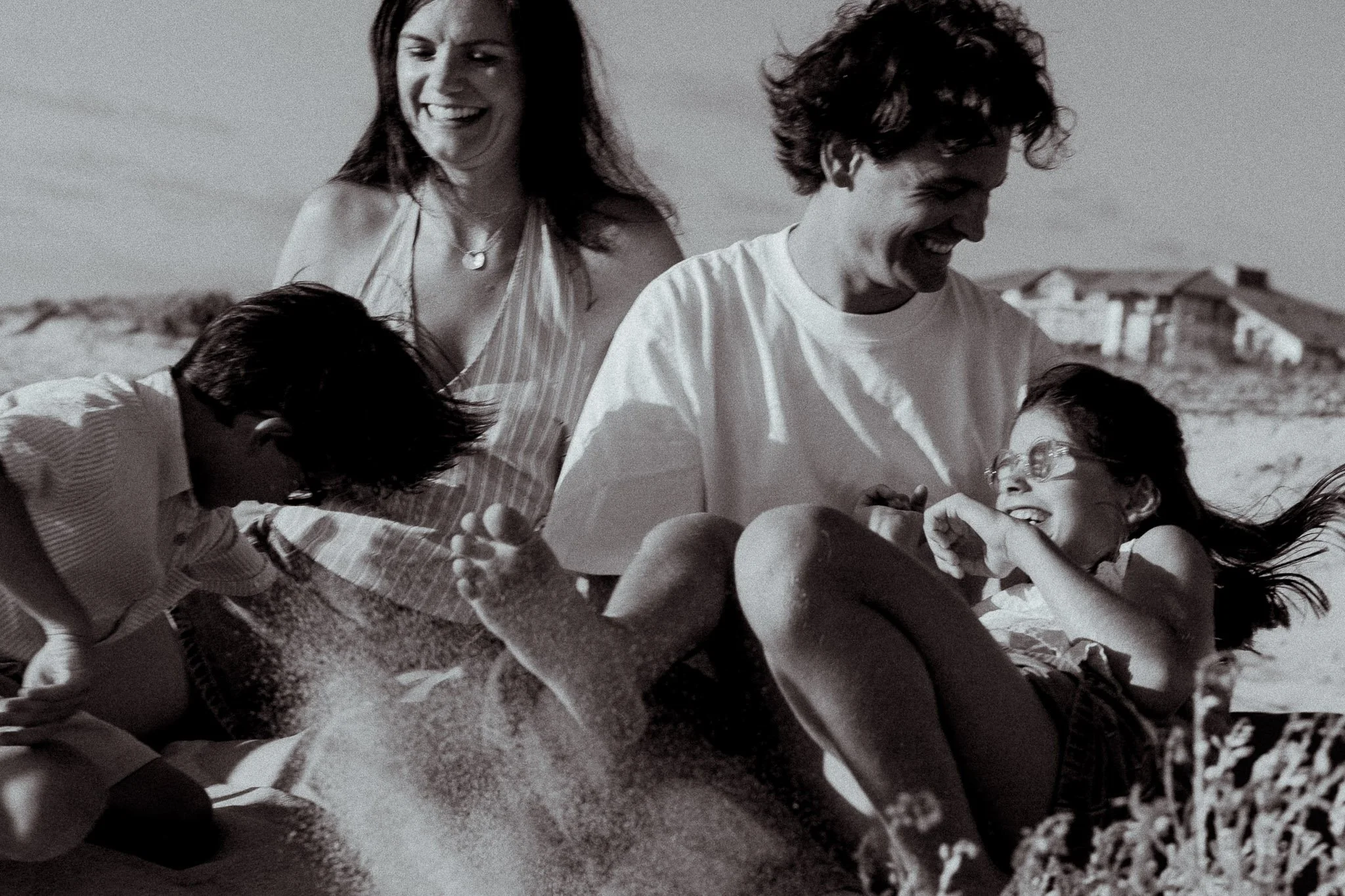 photographe-famille-capbreton-jeux-dans-le-sable-noir-et-blanc.jpg