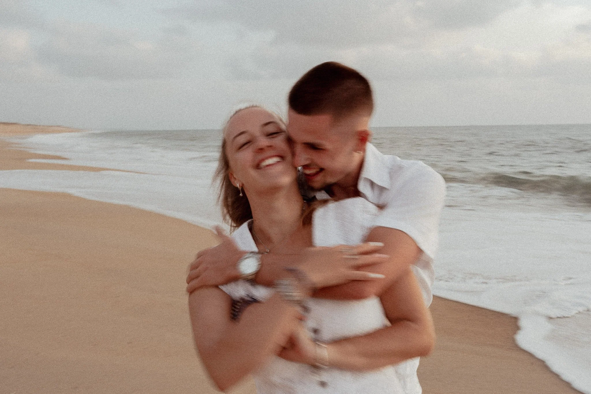 photographe-couple-capbreton-couple-calin-rire-bord-mer.jpg
