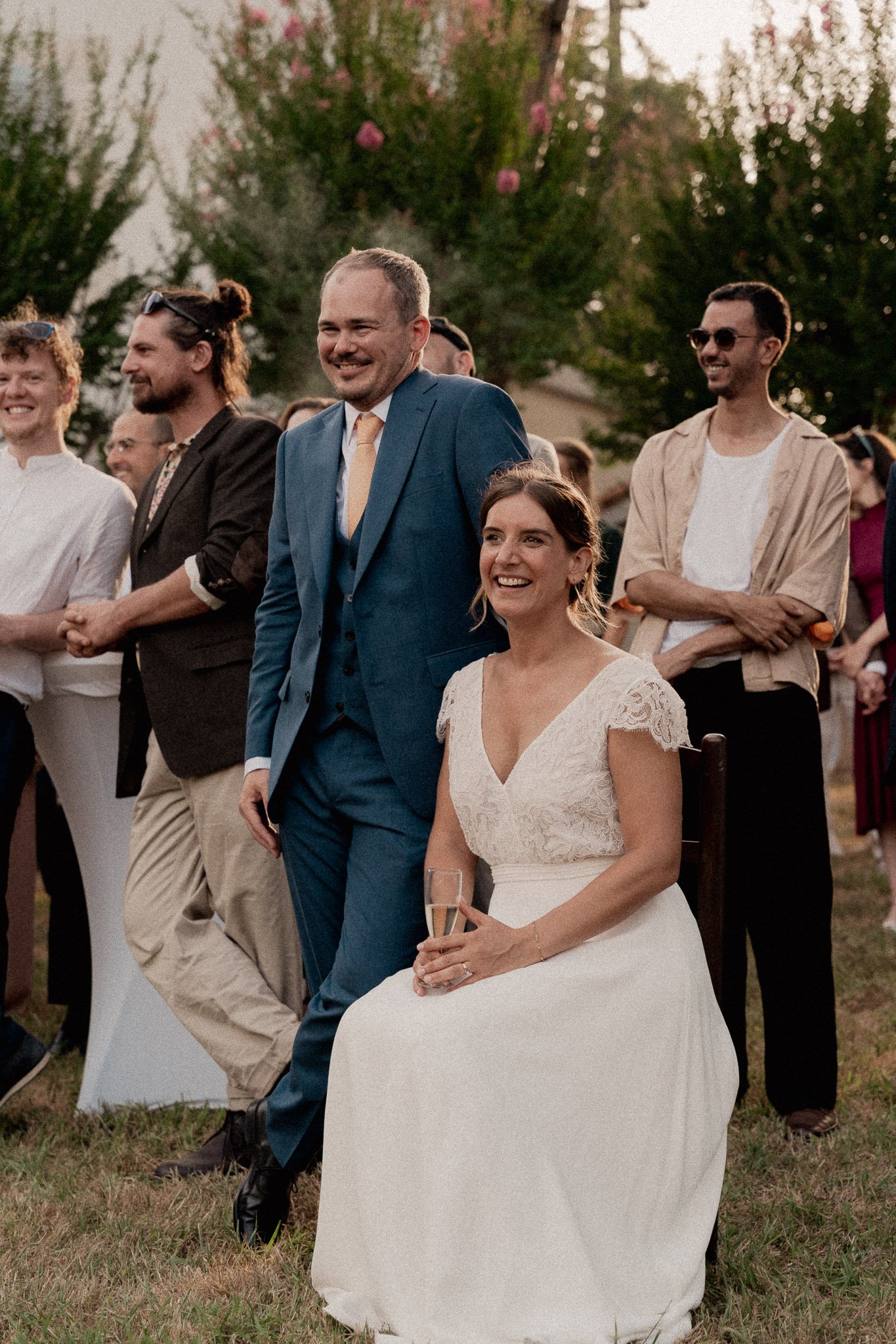 photographe-mariage-guethary-mariee-assise-rire-animation.jpg