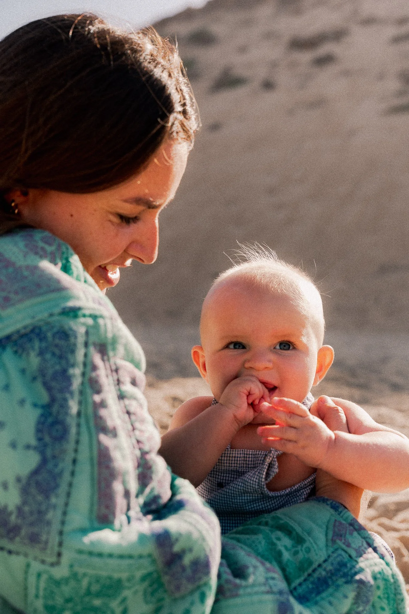 photographe-famille-capbreton-maman-bebe-assis-dune.jpg