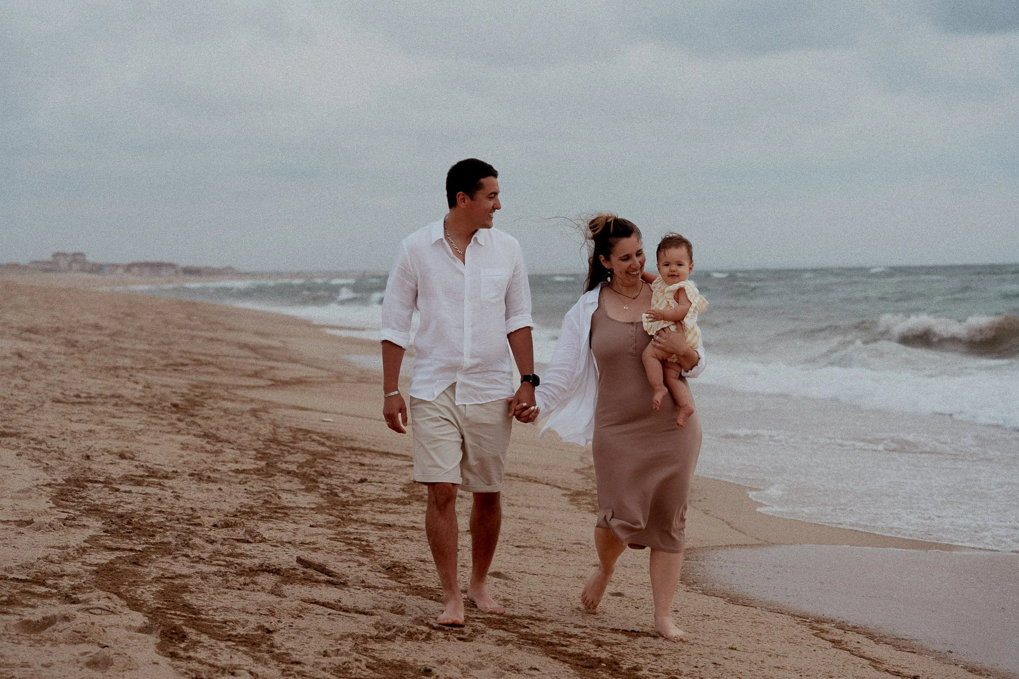 photographe-famille-hossegor-parents-bebe-balade-ocean.jpg