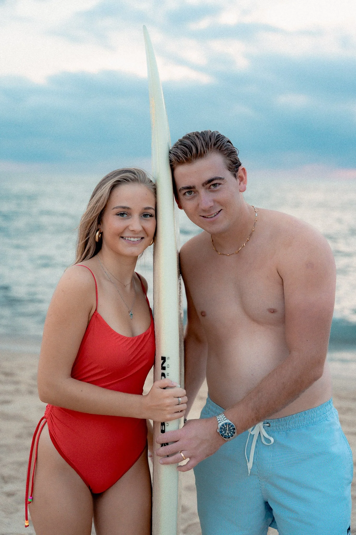 photographe-couple-seignosse-couple-sourire-planche-surf.jpg