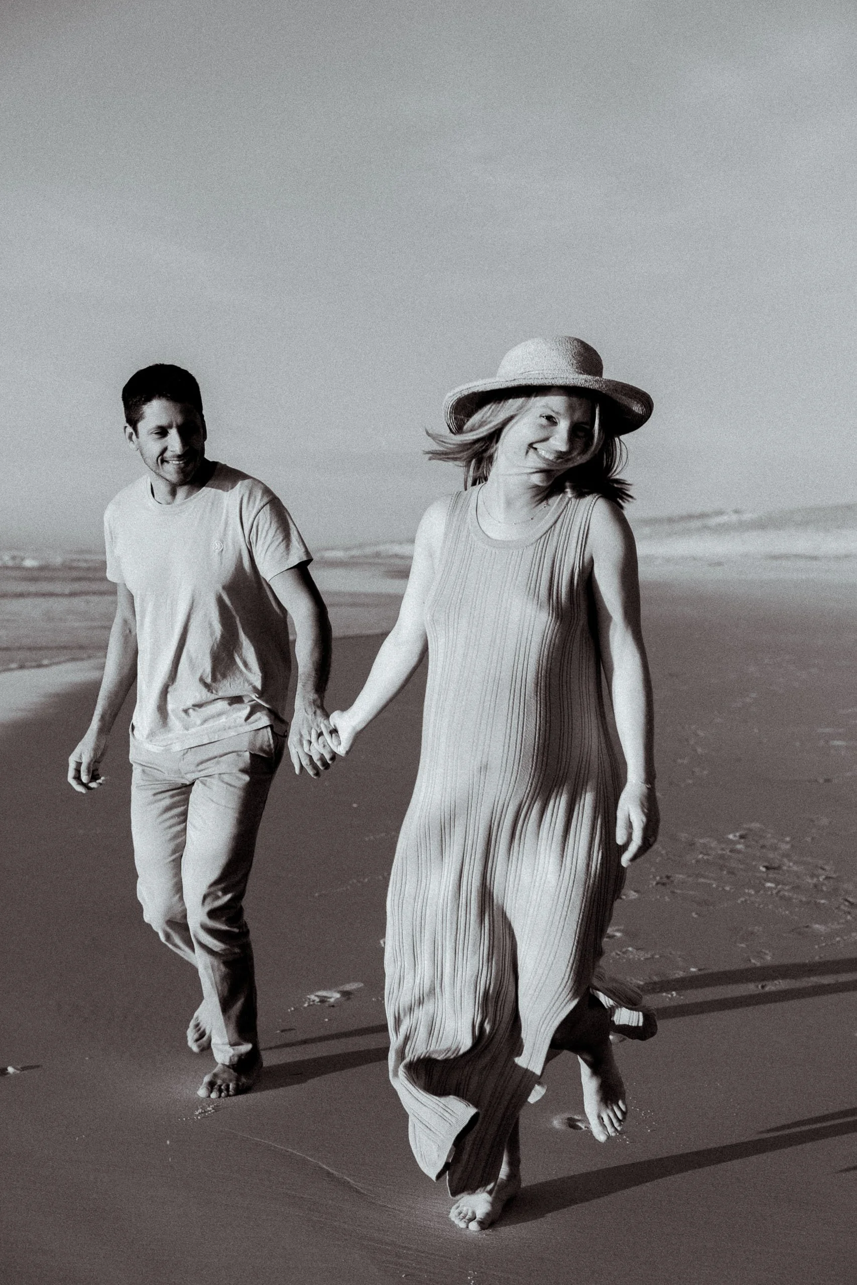 photographe-grossesse-seignosse-futurs-parents-marche-plage-noir-et-blanc.jpg