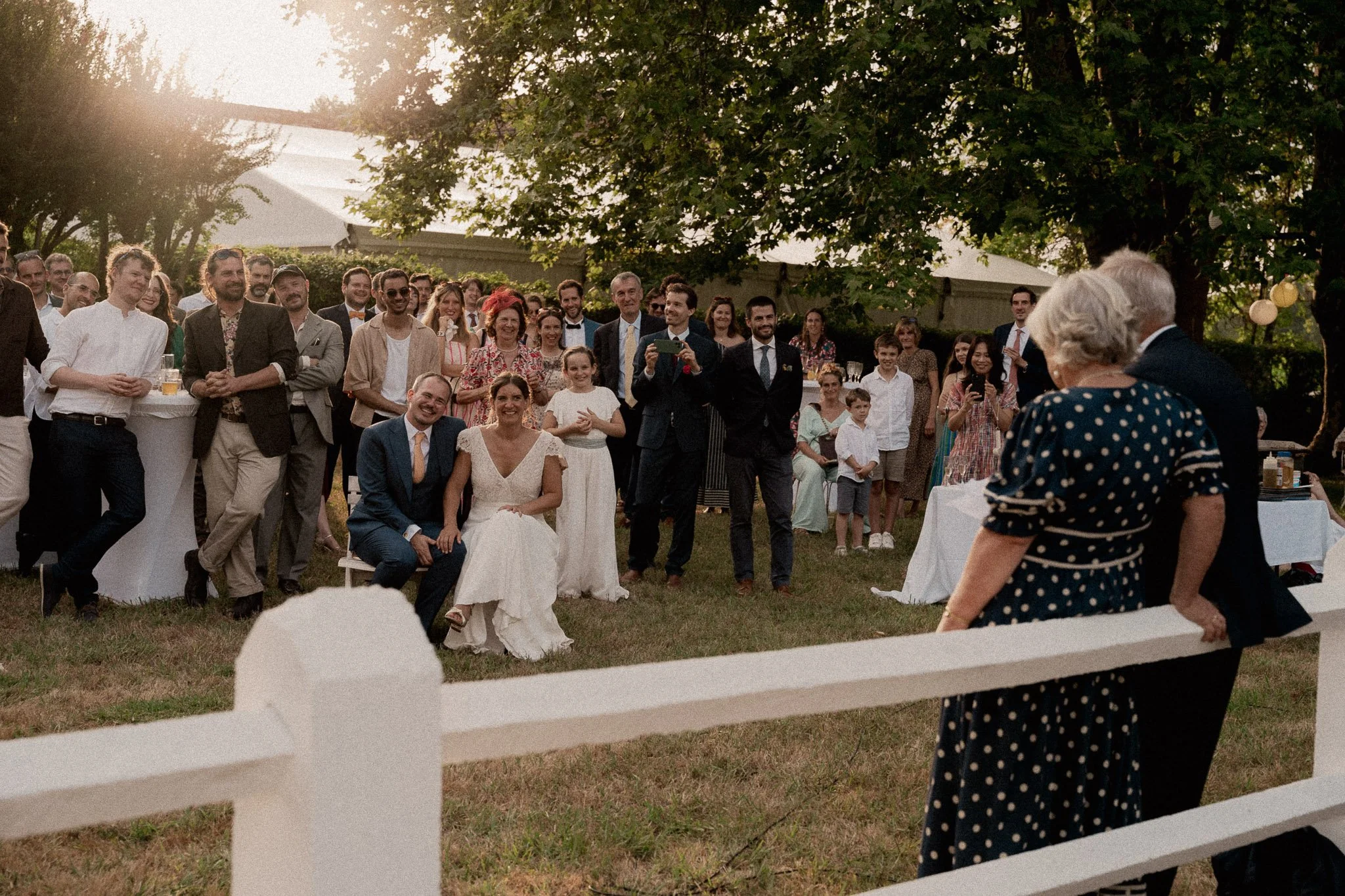 photographe-mariage-pays-basque-invites-autour-maries-animation-jardin.jpg