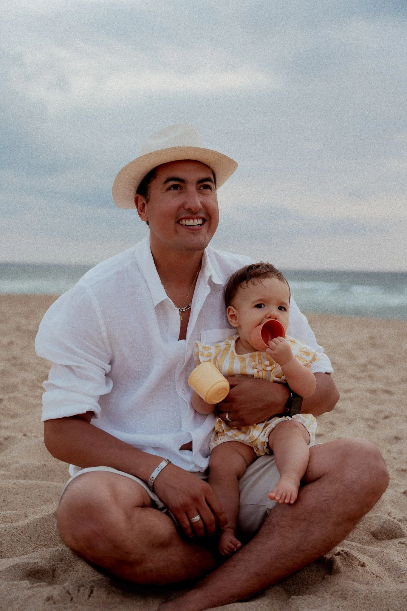 photographe-famille-hossegor-papa-bebe-assis-sable.jpg