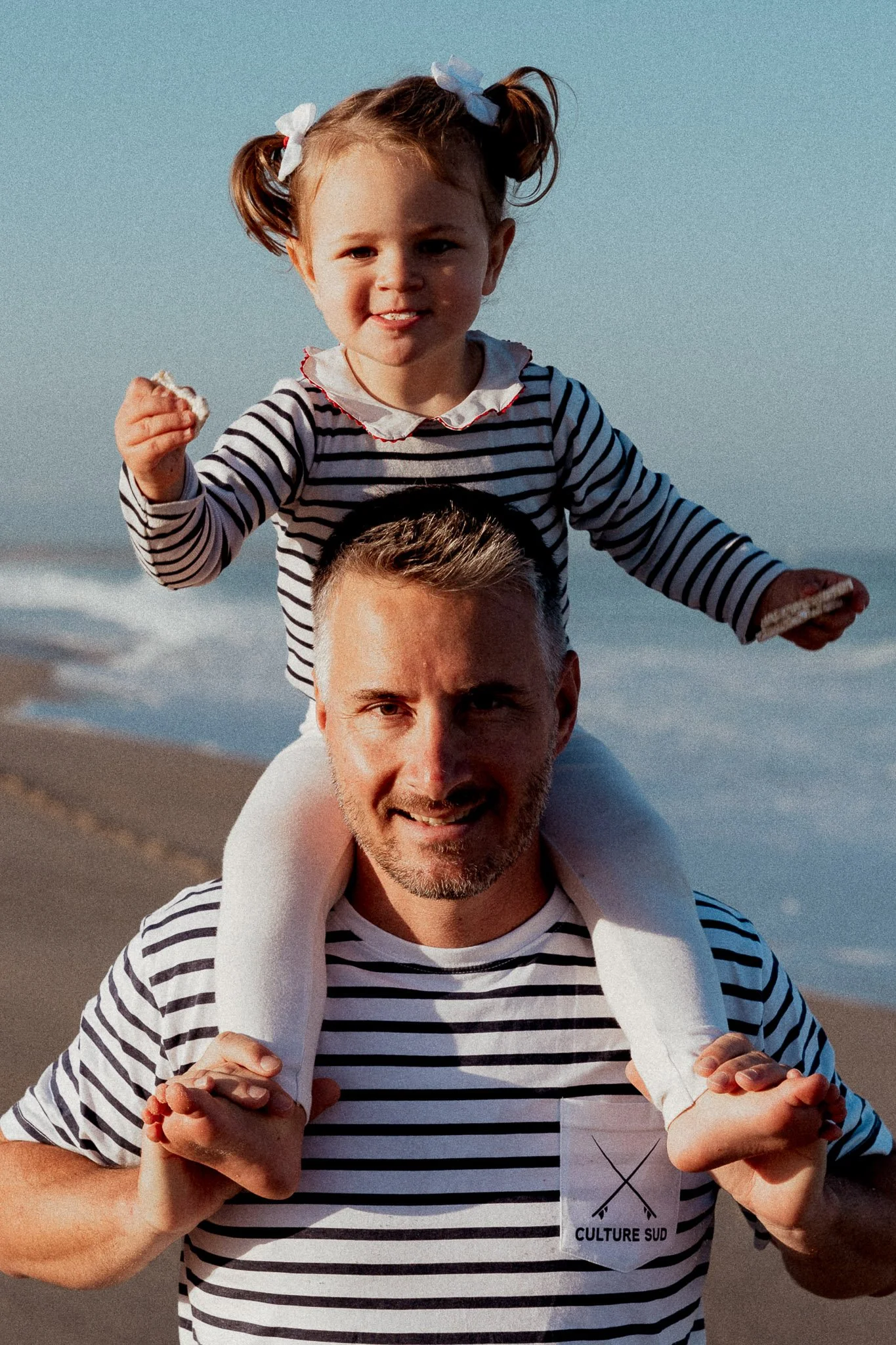 photographe-famille-seignosse-fillette-epaules-papa-ocean.jpg
