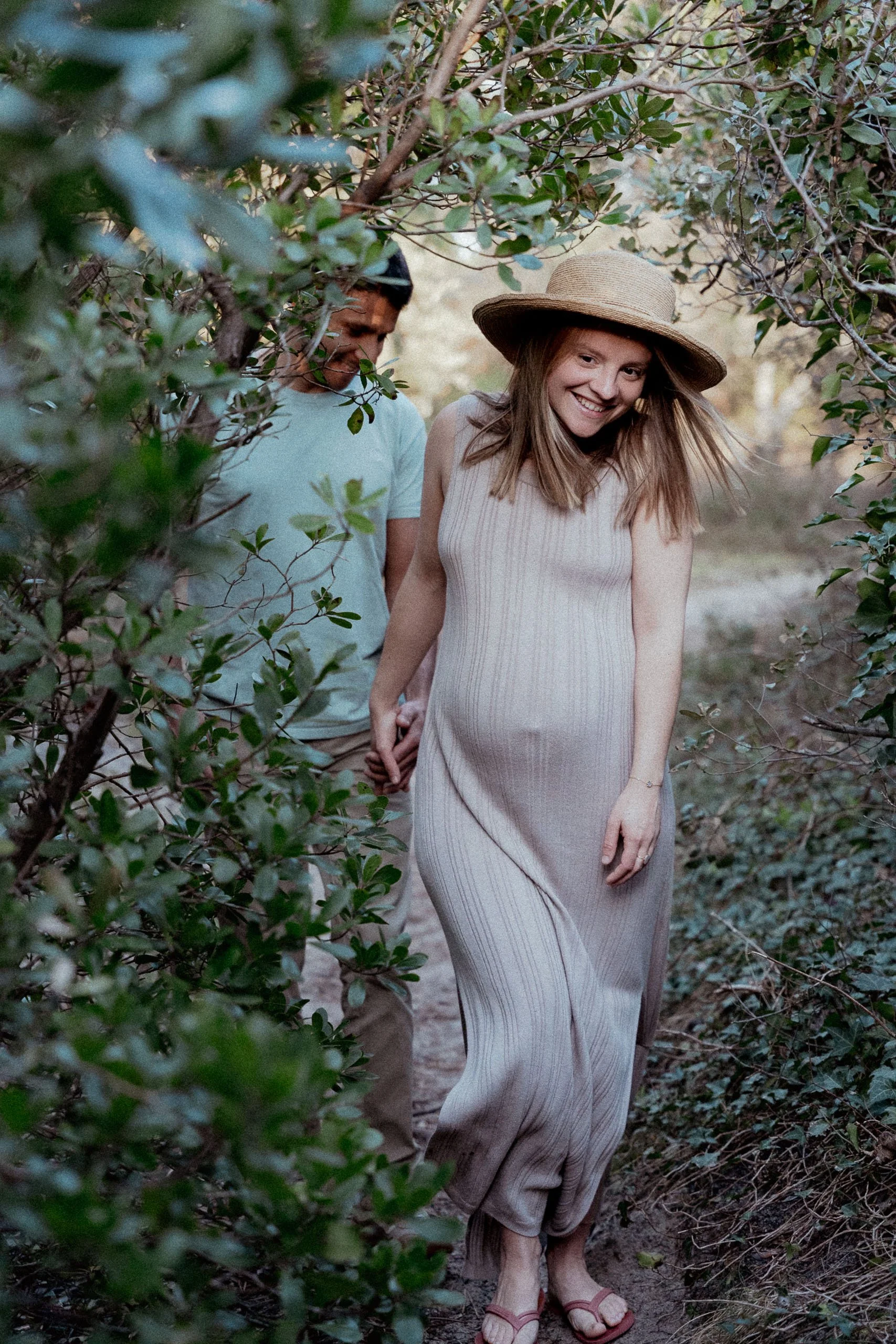 photographe-grossesse-seignosse-future-maman-chapeau-sentier-foret.jpg