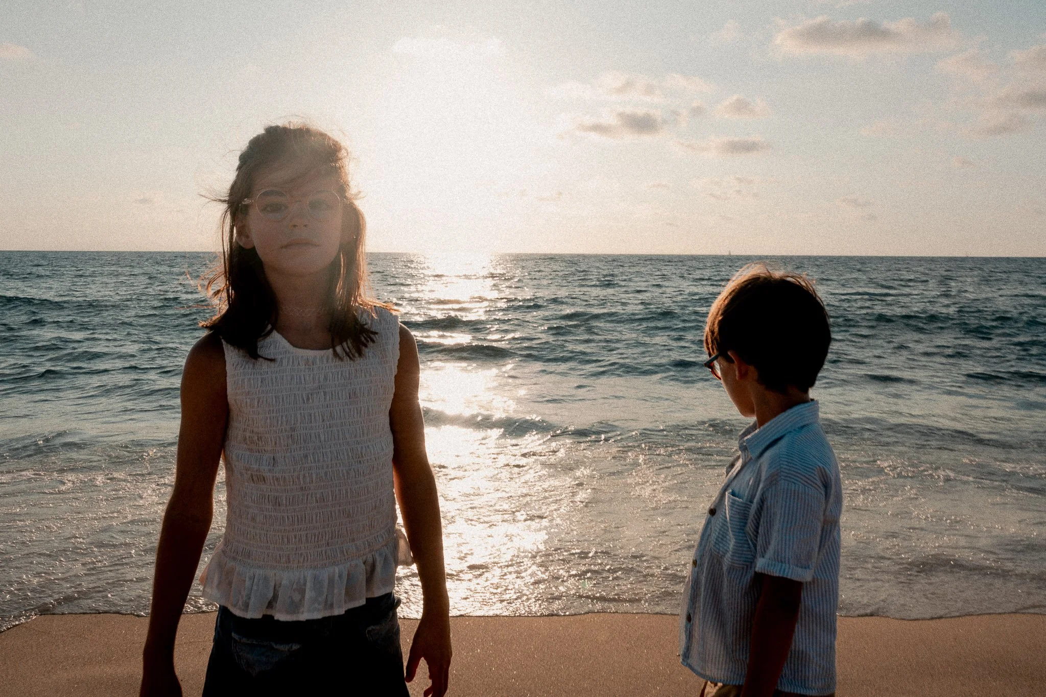 seance-photo-famille-capbreton-frere-soeur-coucher-de-soleil-ocean.jpg