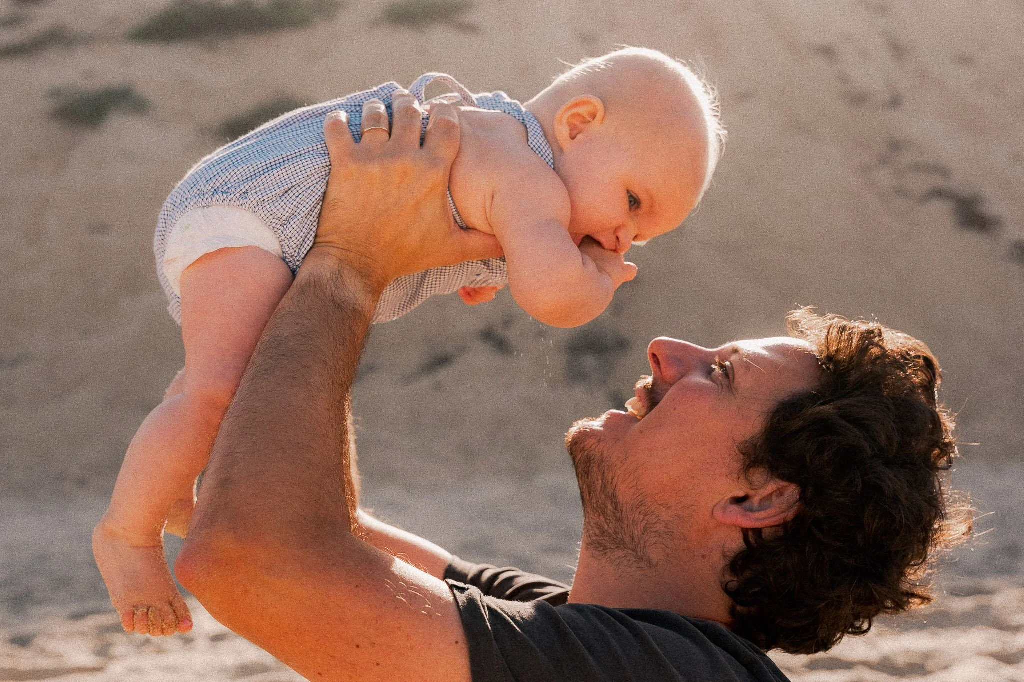photographe-famille-capbreton-papa-souleve-bebe-dune.jpg