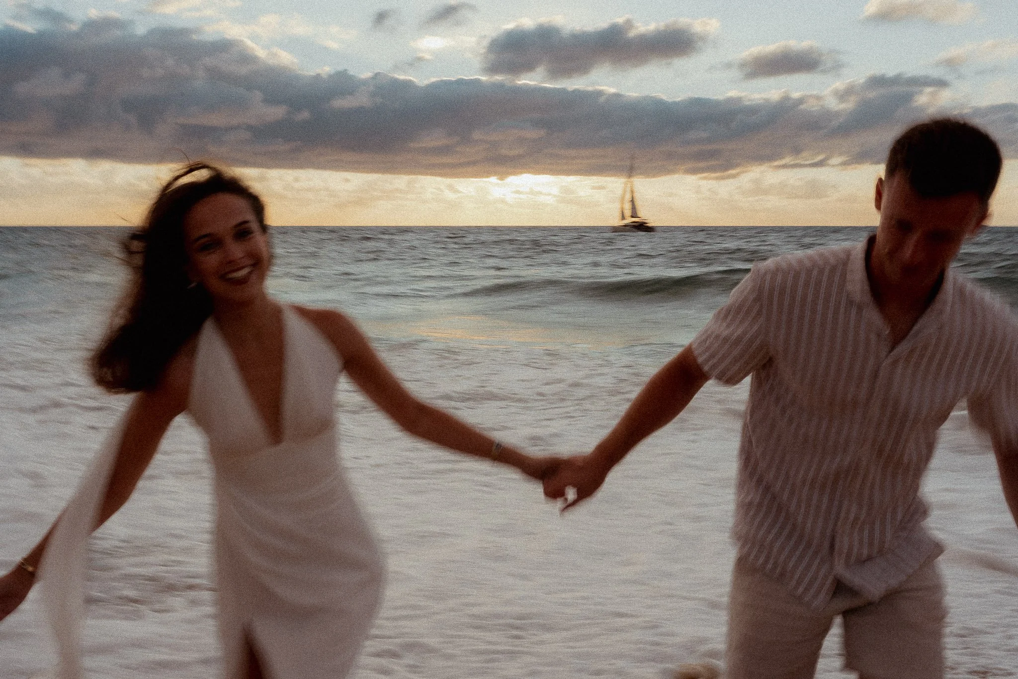 photographe-couple-capbreton-couple-rire-main-dans-la-main-ocean.jpg