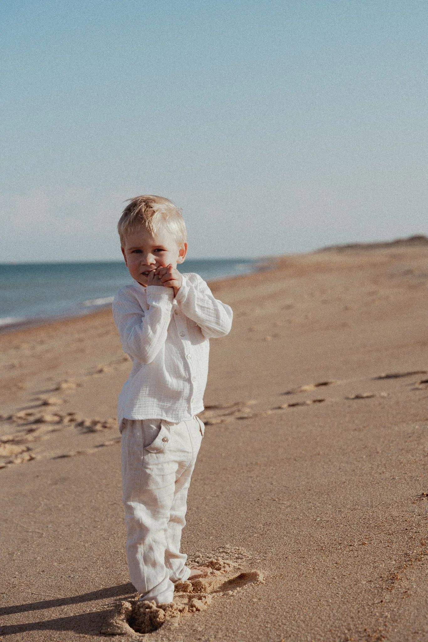 photographe-famille-cote-landaise-bambin-debout-plage.jpg
