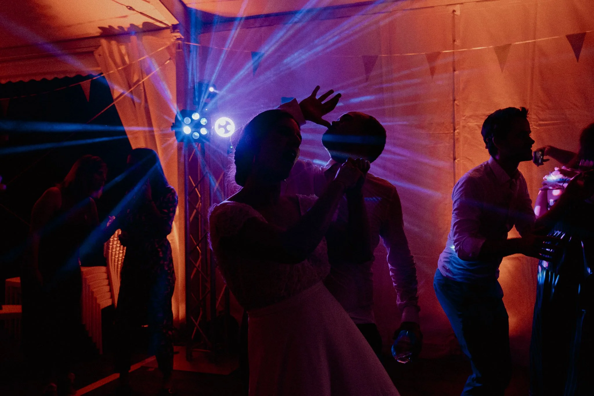 photographe-mariage-hossegor-soiree-dansante-lumieres-laser.jpg