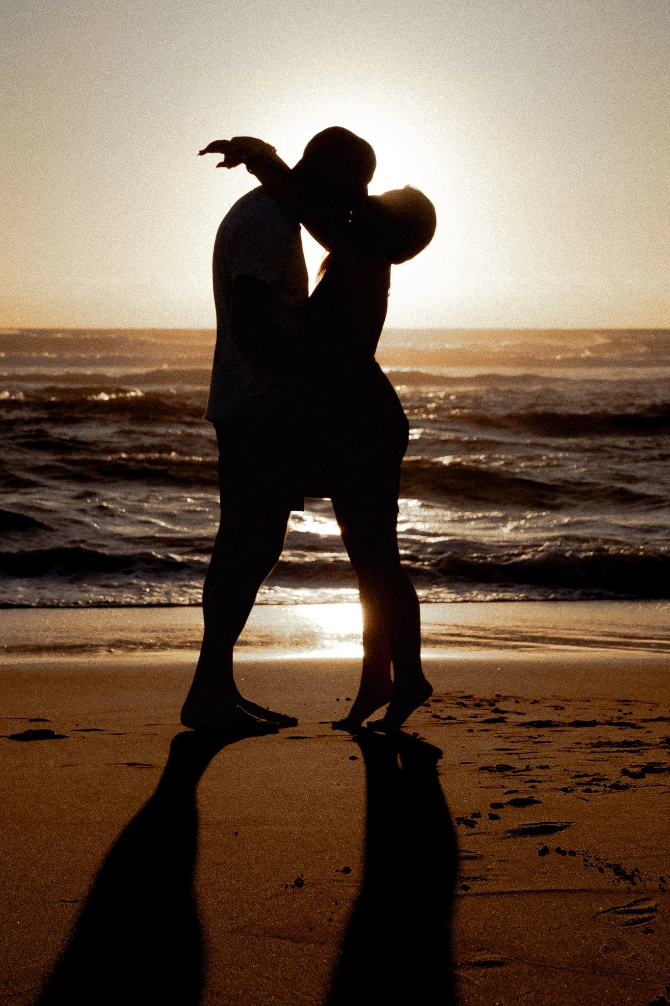 photographe-couple-messanges-silhouette-baiser-couple-coucher-soleil.jpg