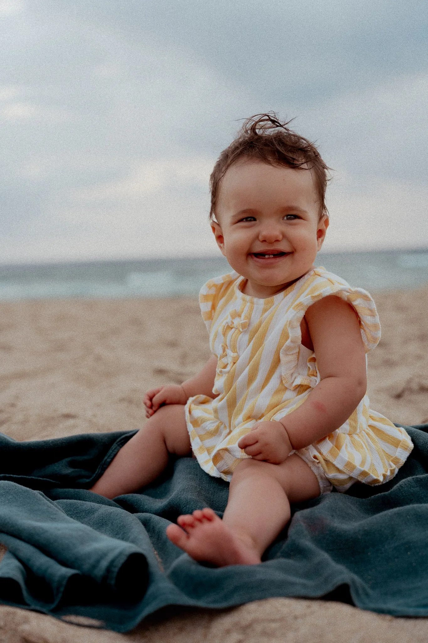 seance-photo-famille-hossegor-bebe-assis-serviette-plage.jpg
