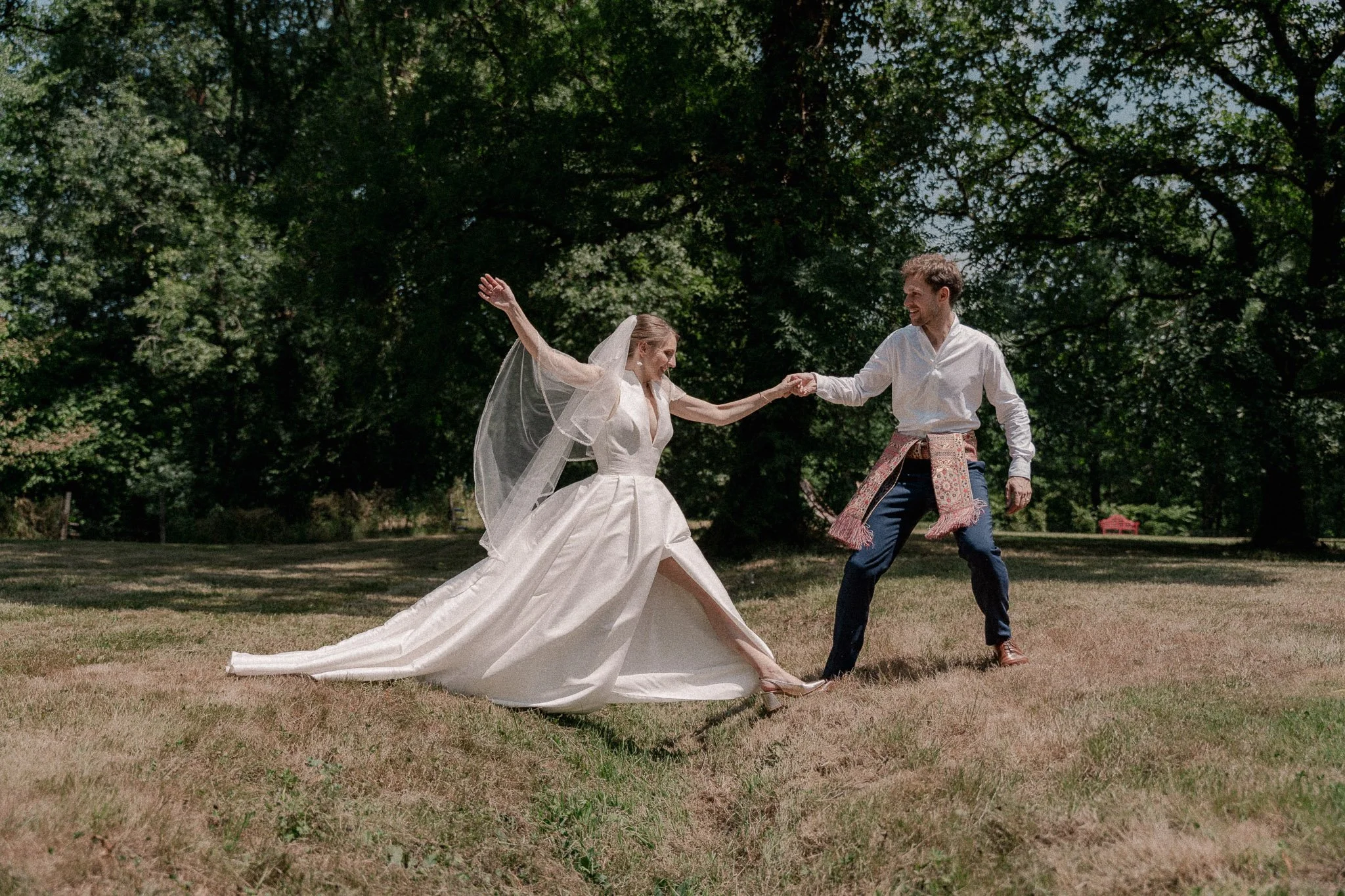 photographe-mariage-moliets-maries-dansent-pelouse-parc.jpg